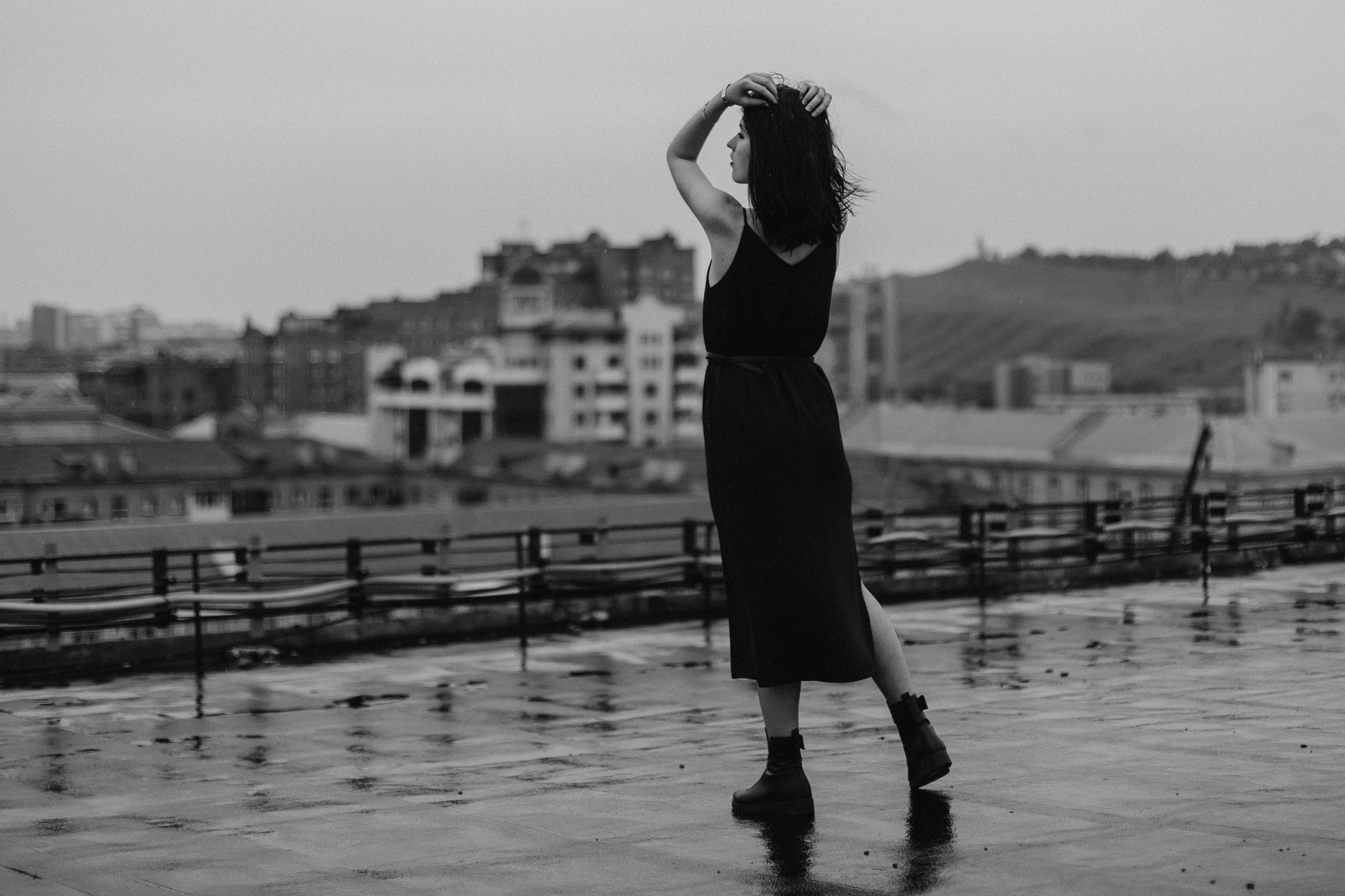 Черно-белая женская фотосессия на крыше в Красноярске