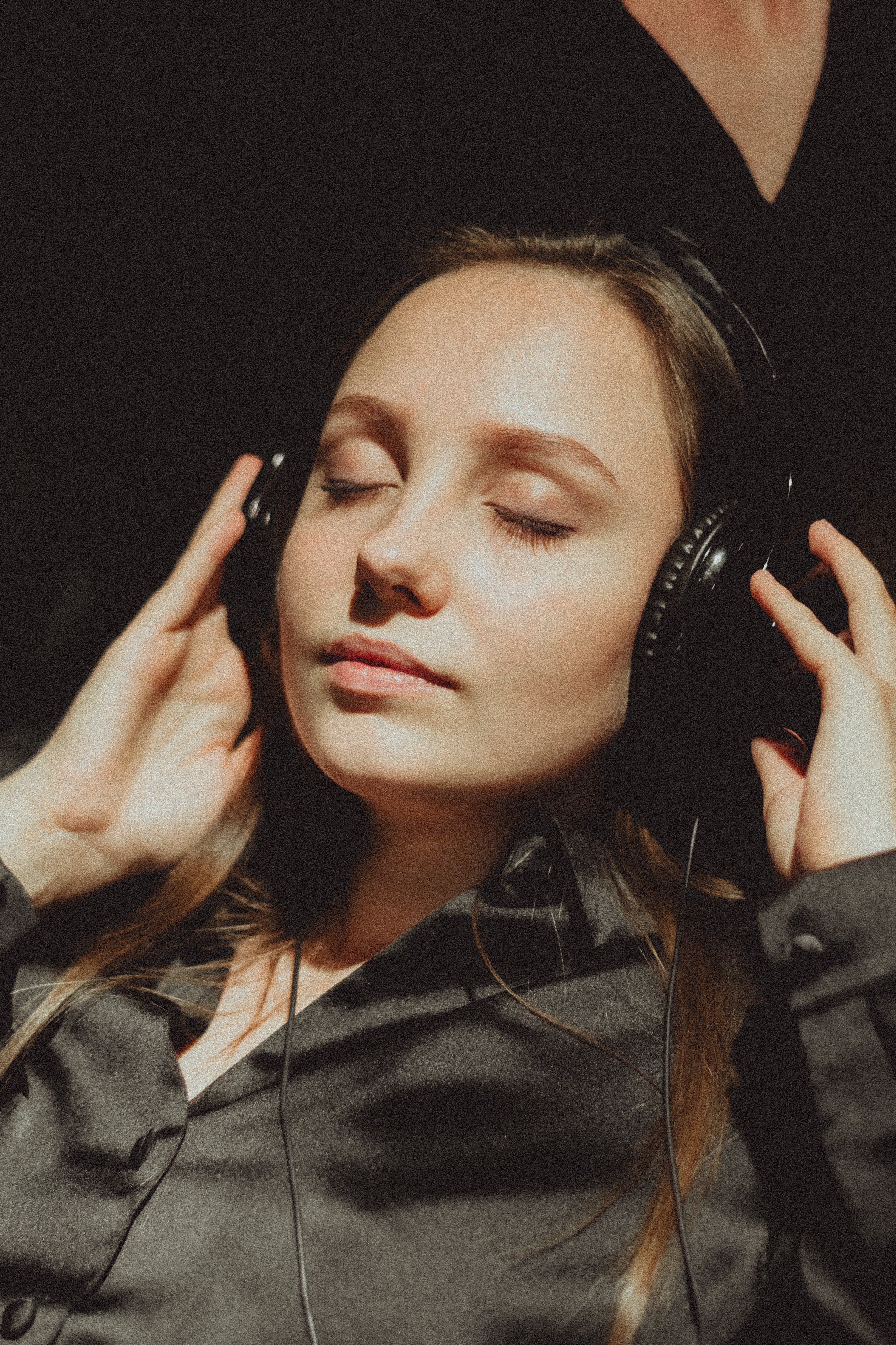 Парная ретро фотосессия в магазине с виниловыми пластинками