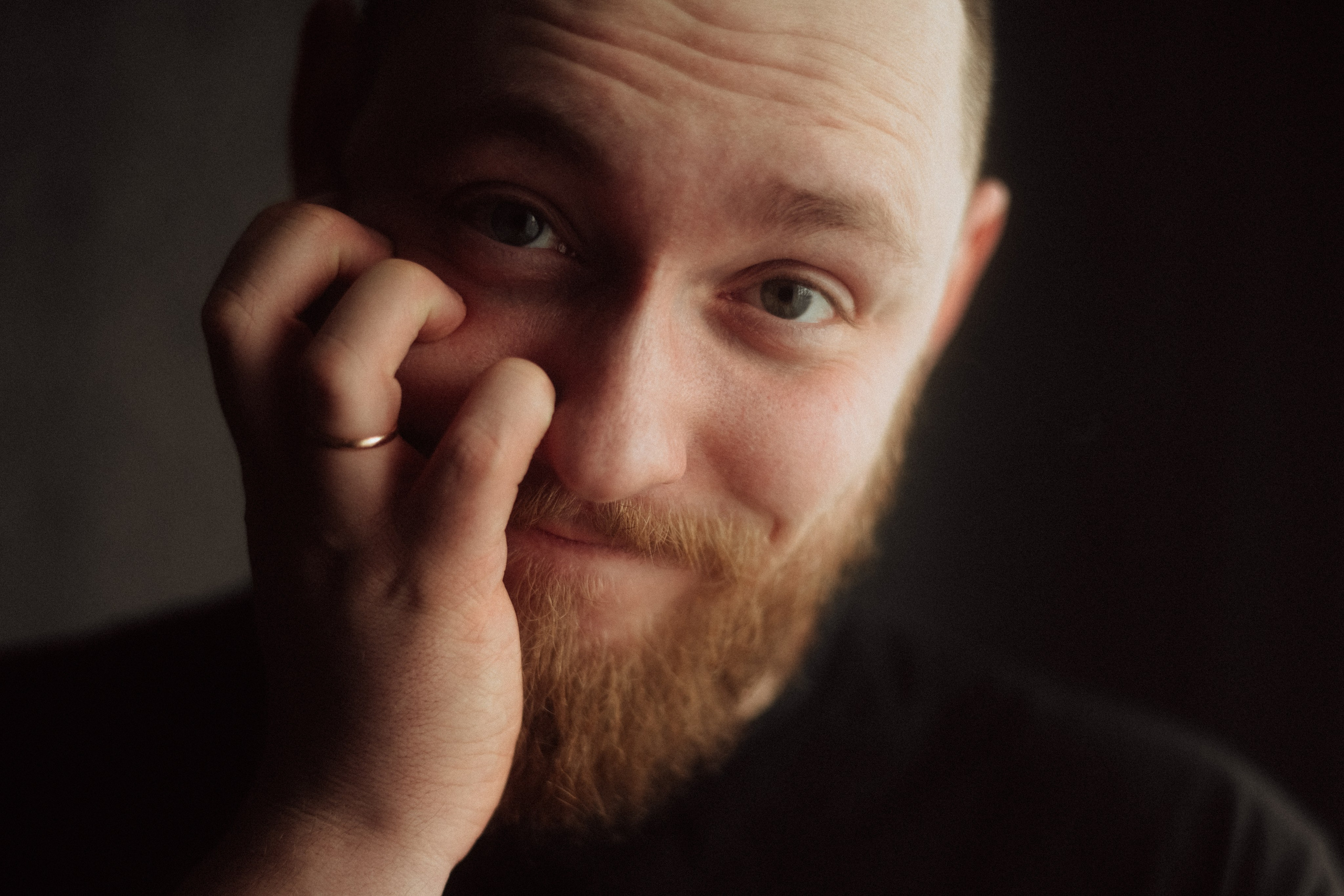 Портретная фотосессия в квартире, автопортрет