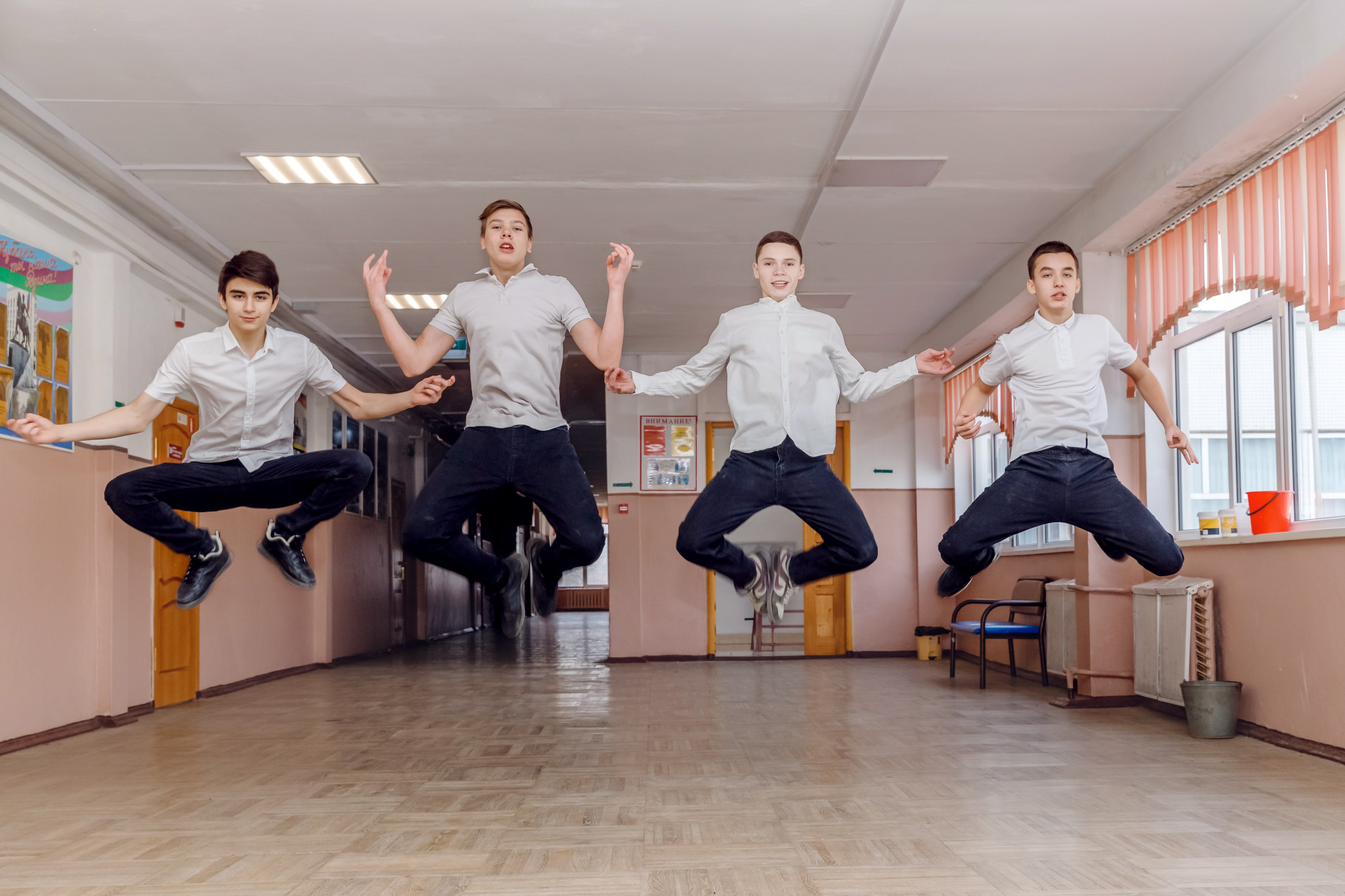 И В ШКОЛЕ ЕСТЬ ЖИЗНЬ. Марина Ушакова. Фотограф. Выпускные альбомы. г. Краснодар