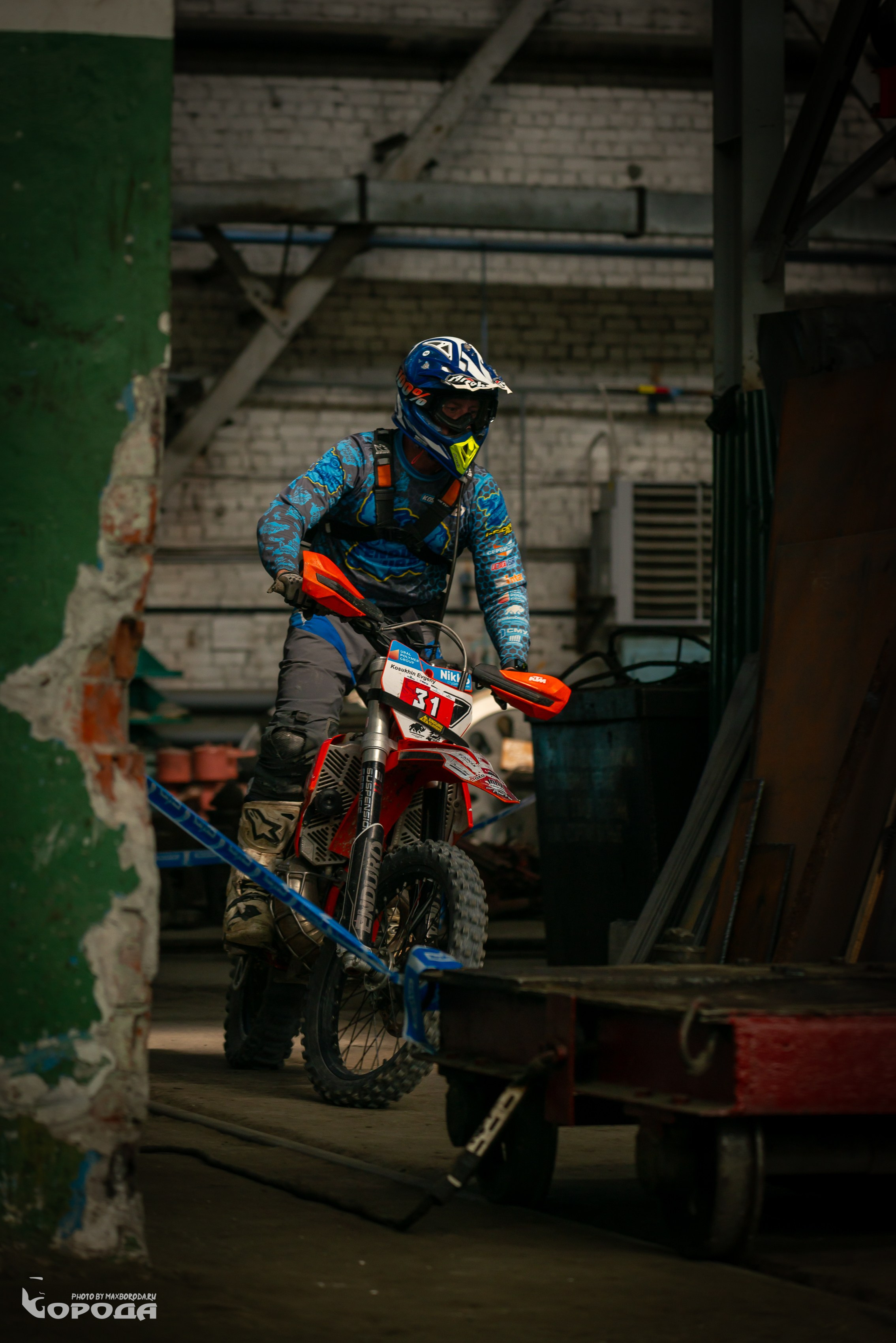 Райдер в защитной экипировке едет по сложному маршруту в цеху.