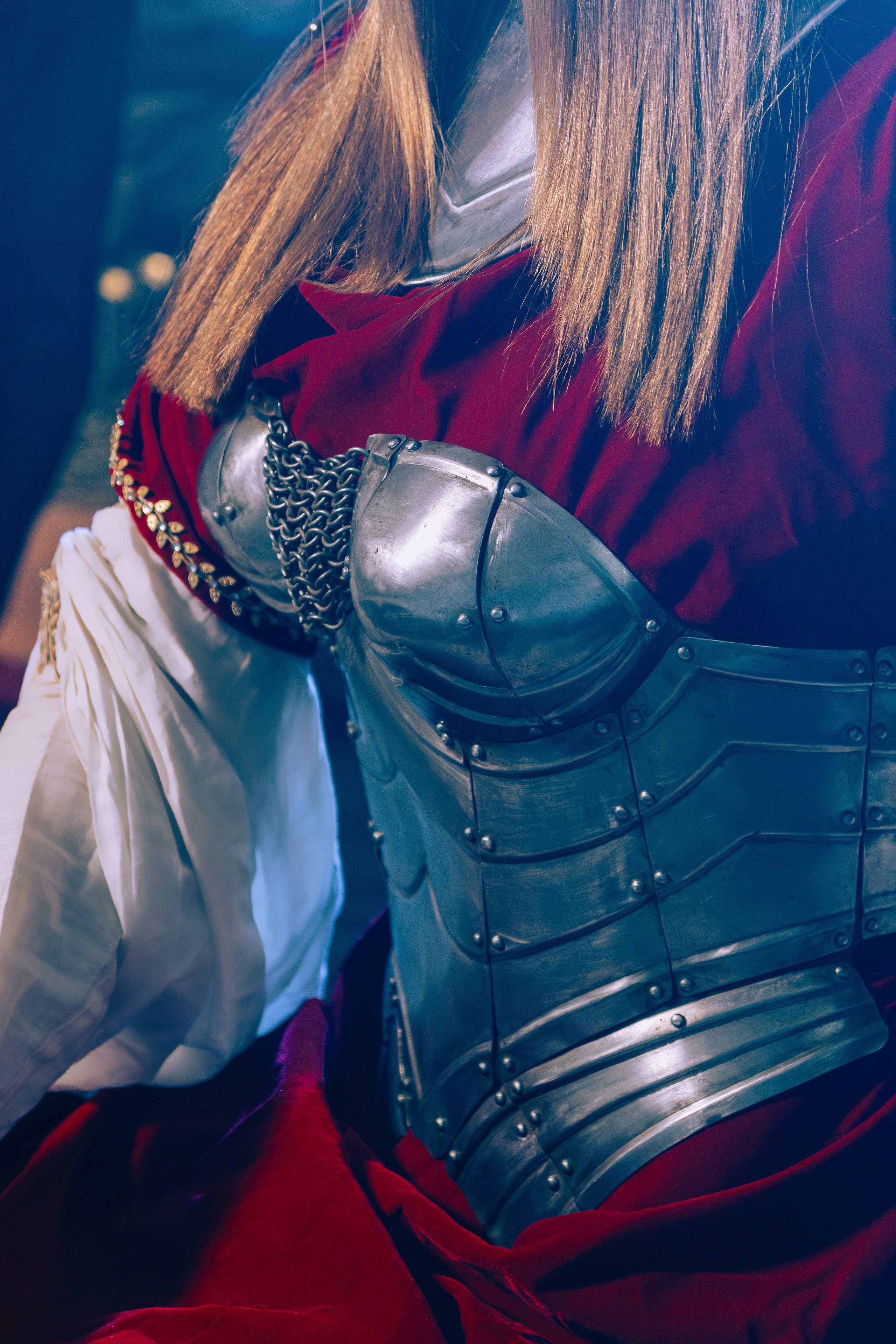 Женская фотосессия в Ростове-на-дону в образе воительницы с доспехами и мечом в поле.