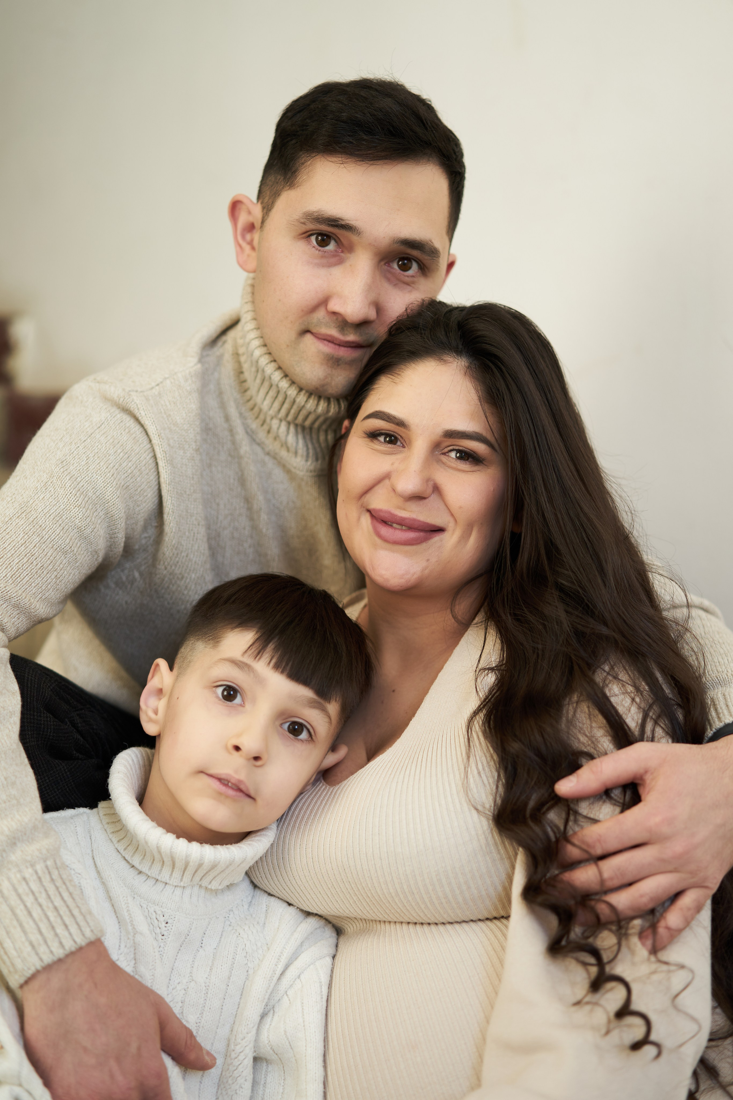 Фотосессия беременной с семьей в студии. Фотограф Екатеринбург Кокшарова Александра