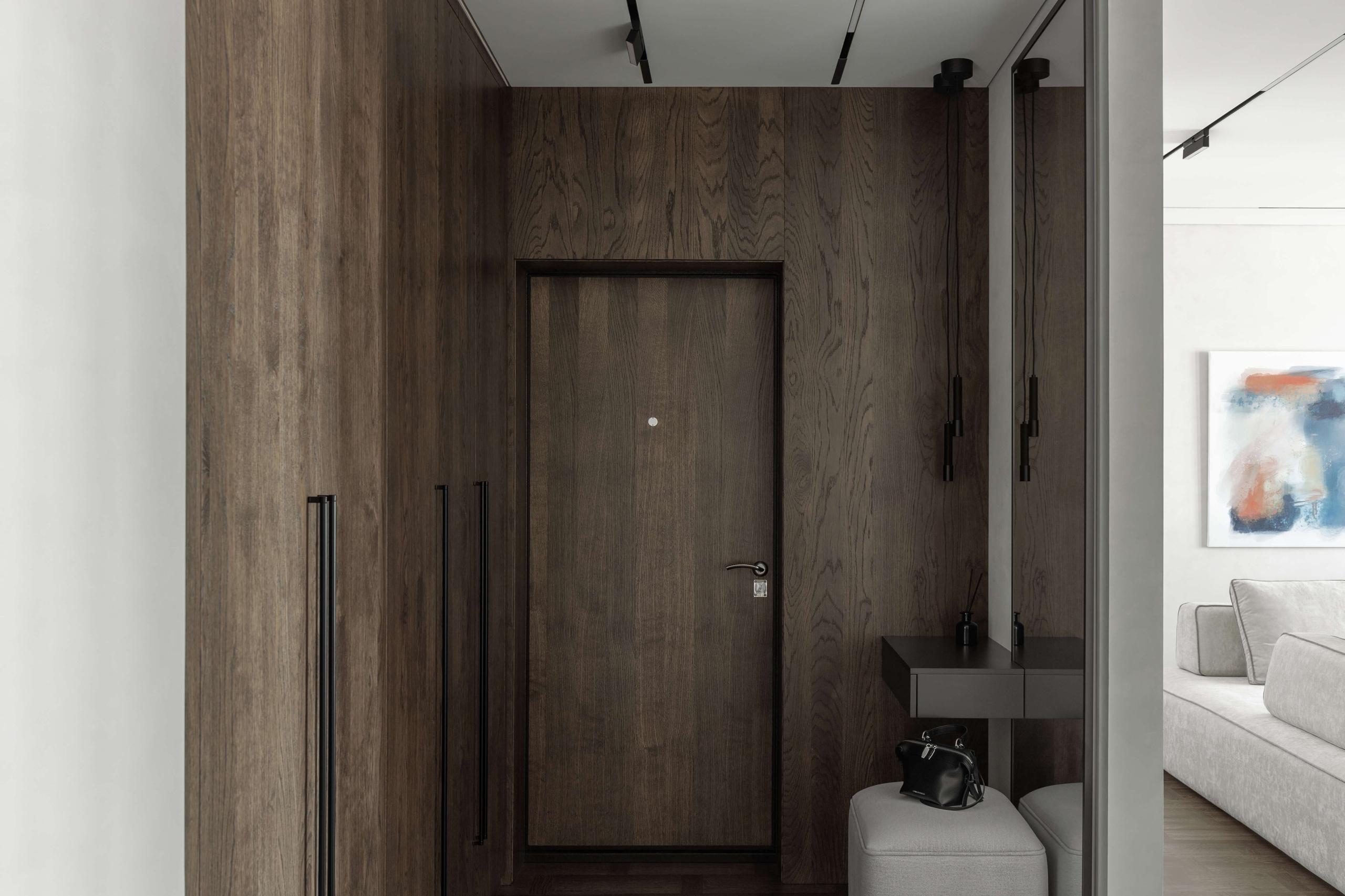 Прихожая с панелями из шпона дуба, встроенным шкафом и консолью для хранения, проект Astudio.