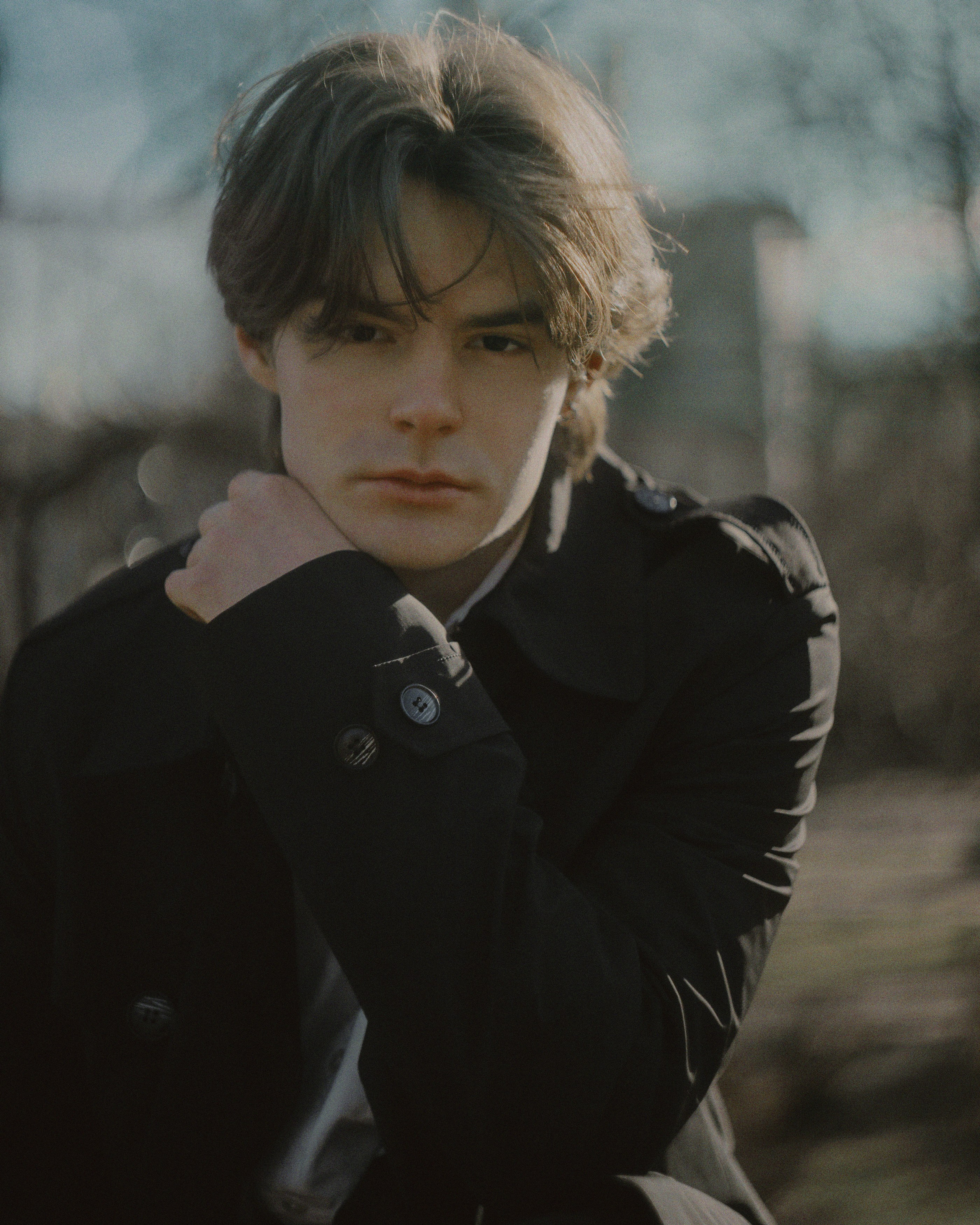 мужской портрет в винтажном стиле, мягкие цвета, глубокий взгляд 