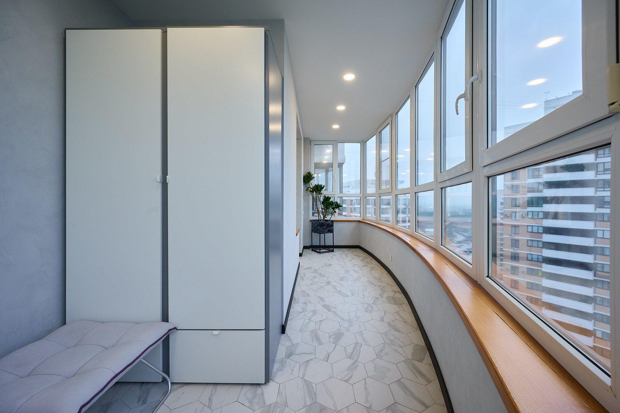 подоконник коричневый белый шкаф панорамные окна  