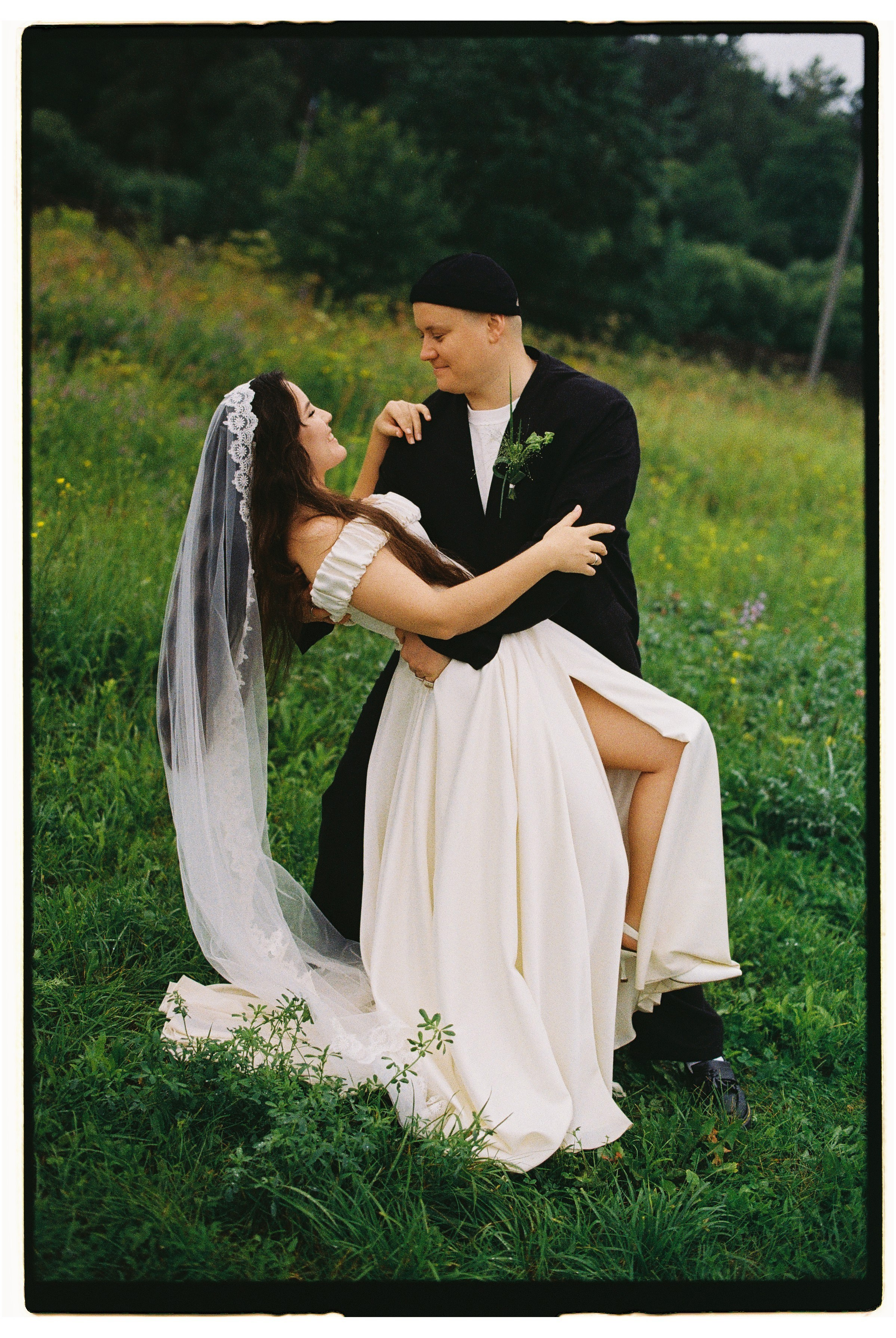 Зеленая тропа, уютная свадьба под дождем. Афина Ефимова. Свадебный фотограф Москва