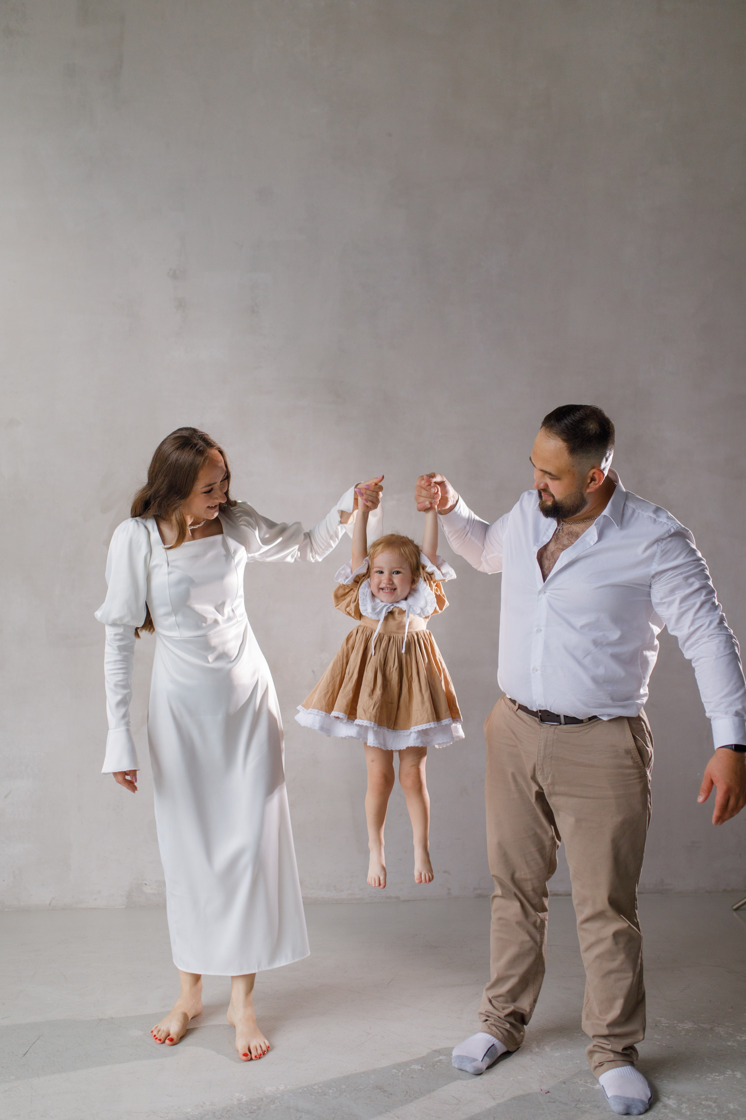 Семейная фотосессия в студии 2 года Валерии. Фотограф в Уфе Ирина Идрисова