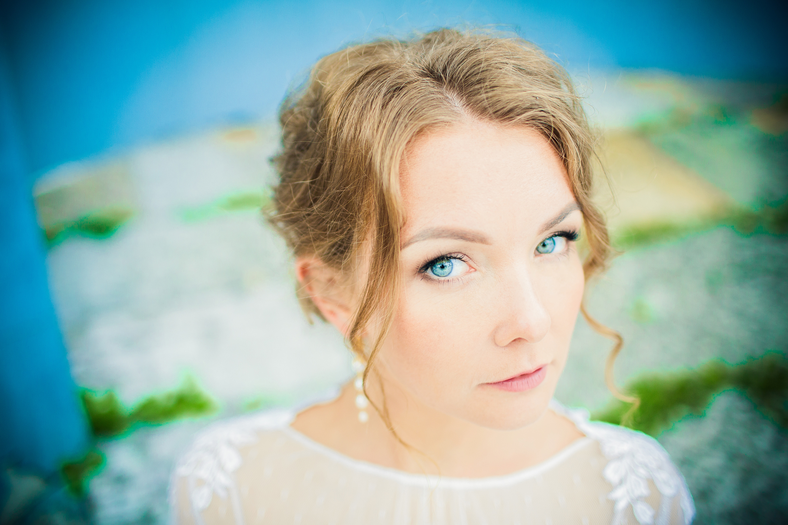 портер голубоглазой невеста на сине-зелёном фоне