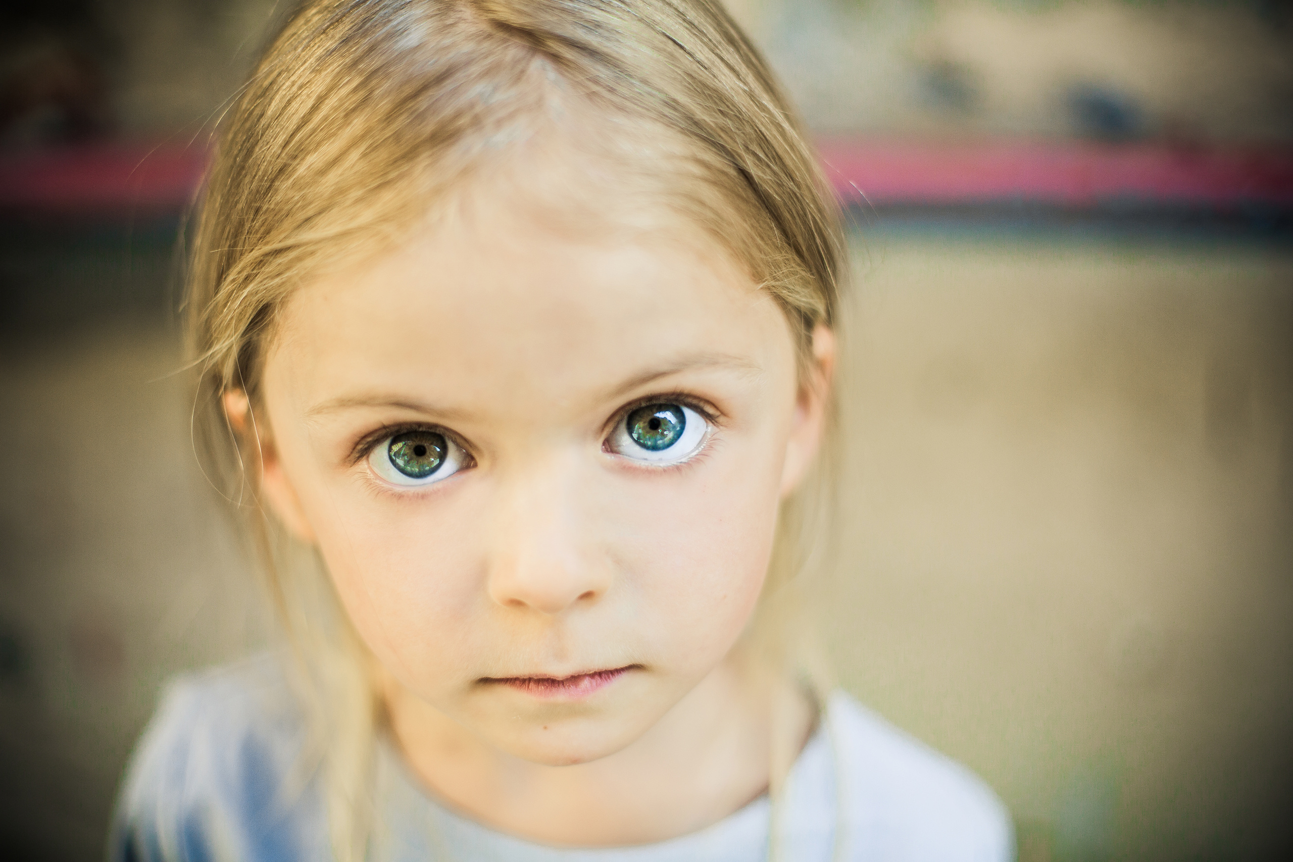 маленькая русая девочка с зелеными глазами