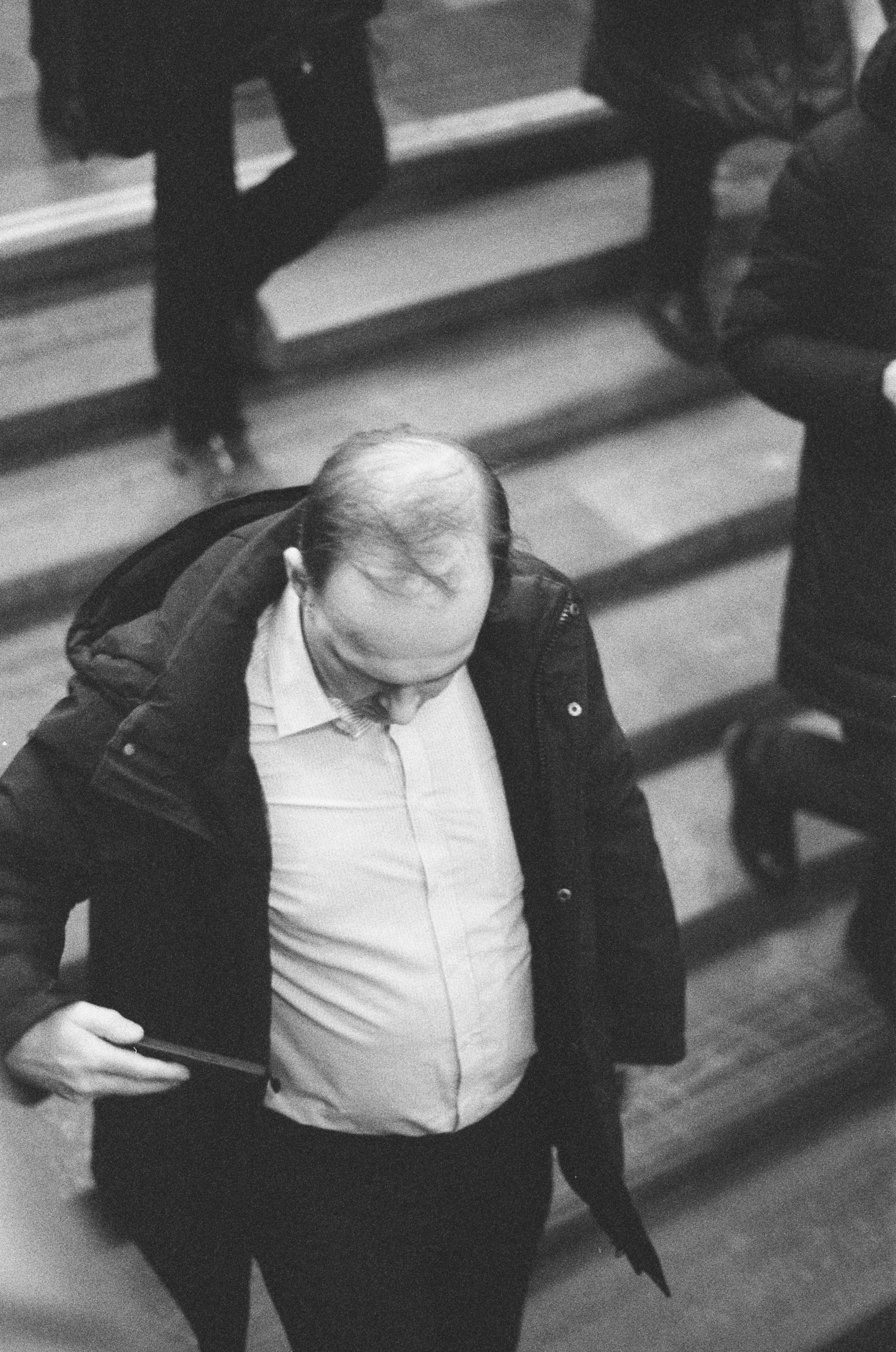 Фотосерия «Час пик»: динамика городской суеты в моменты транспортного и человеческого потока, игра света, тени и контраста в хронике городского движения. Фотограф: Ожерельев Лев