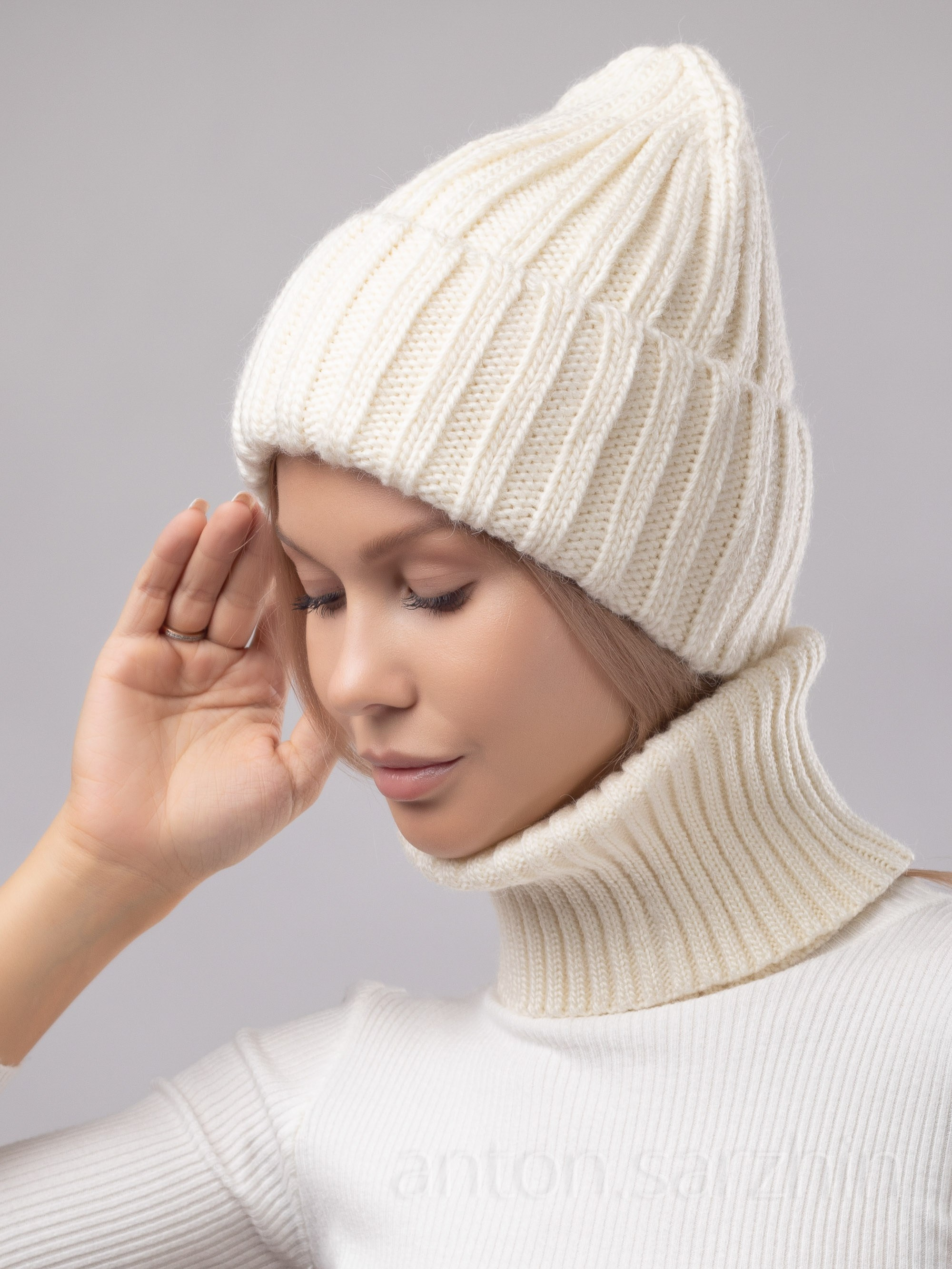 Шапка женская и снуд на модели