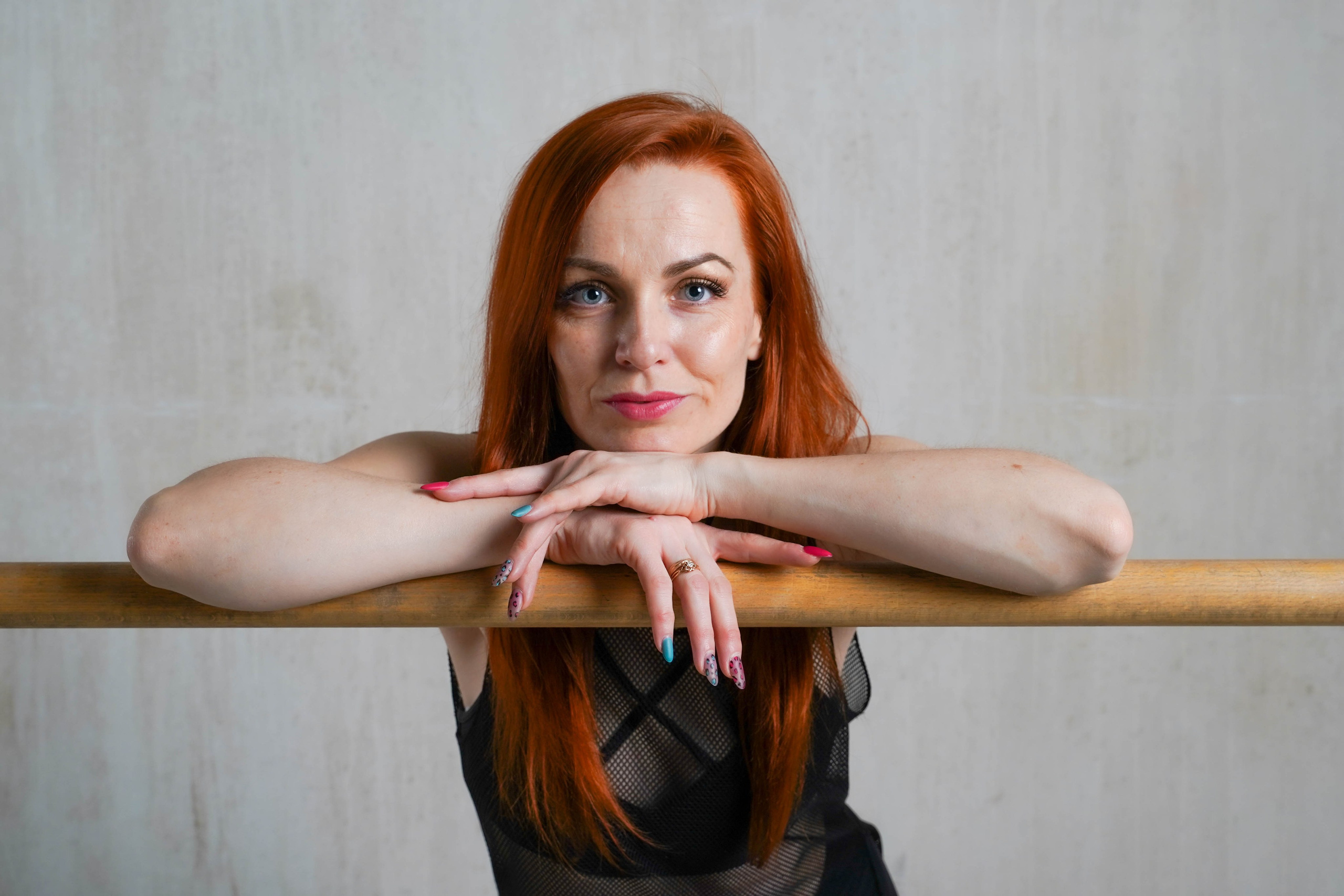 Женский портрет у балетного станка. Фотограф Анна Калинцева