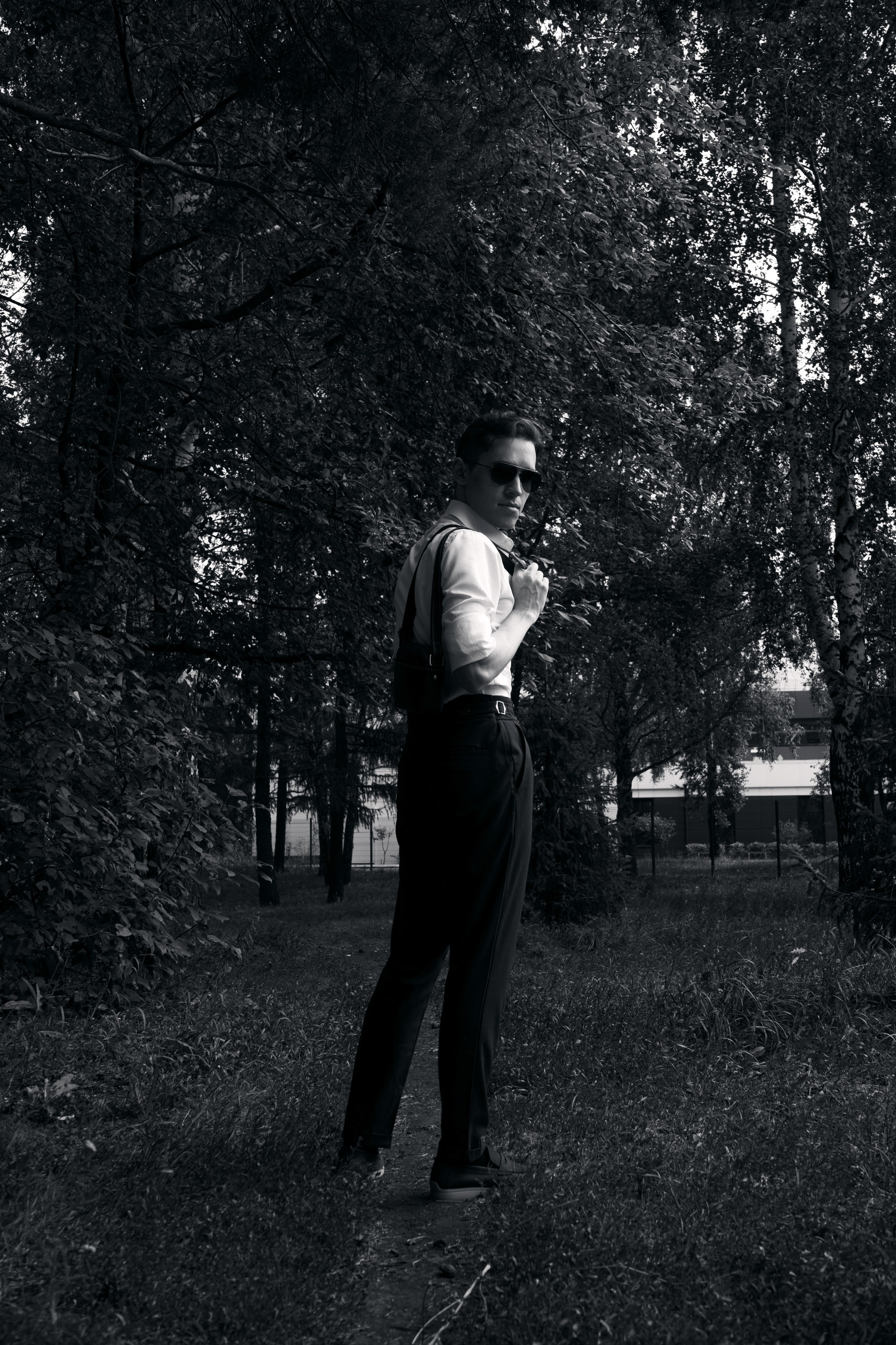 Мужская фотосессия в Питере с гитарой на улице. Портретный фотограф в Санкт-Петербурге Дори Милиева