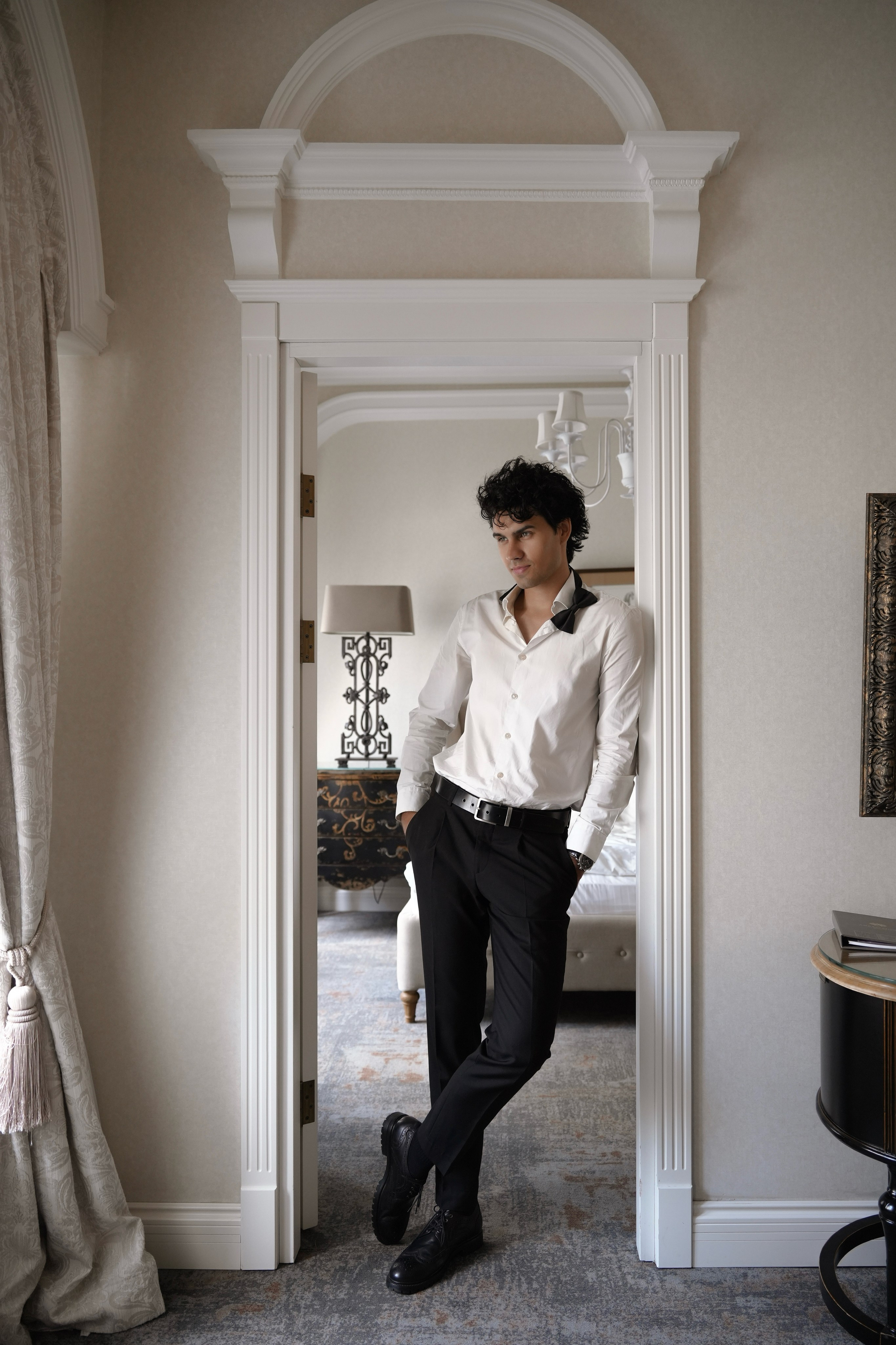 Свадебная фотосессия утра невесты и жениха в отеле Амбассадори