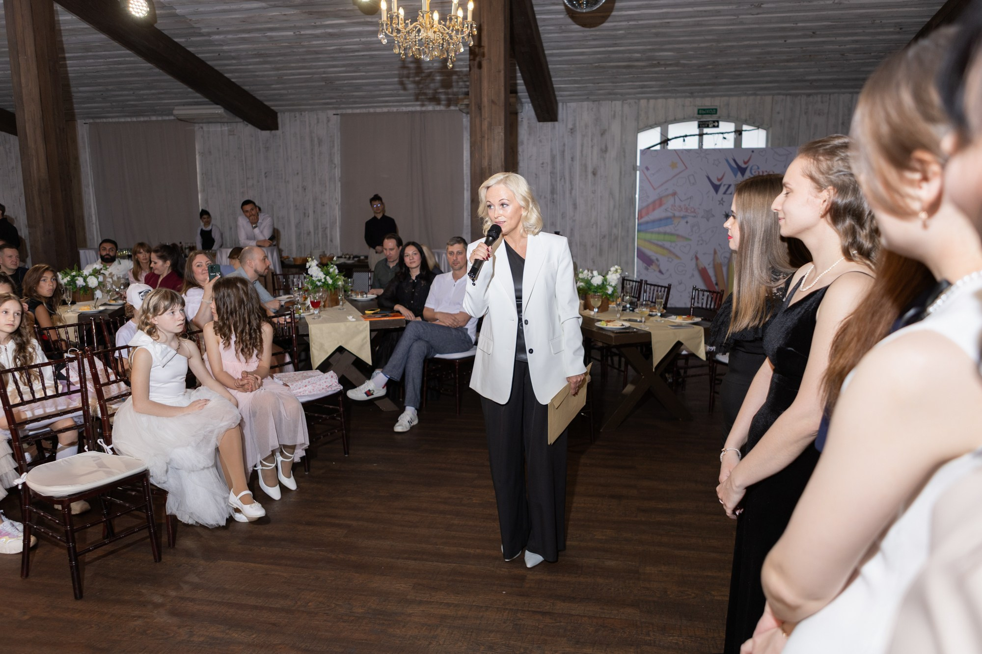 Яркая фотосессия для выпускного 4 класса в ресторане Весенний лофт. Семейный и детский фотограф в СПБ, Пушкин, Колпино, Славянка, Тосно