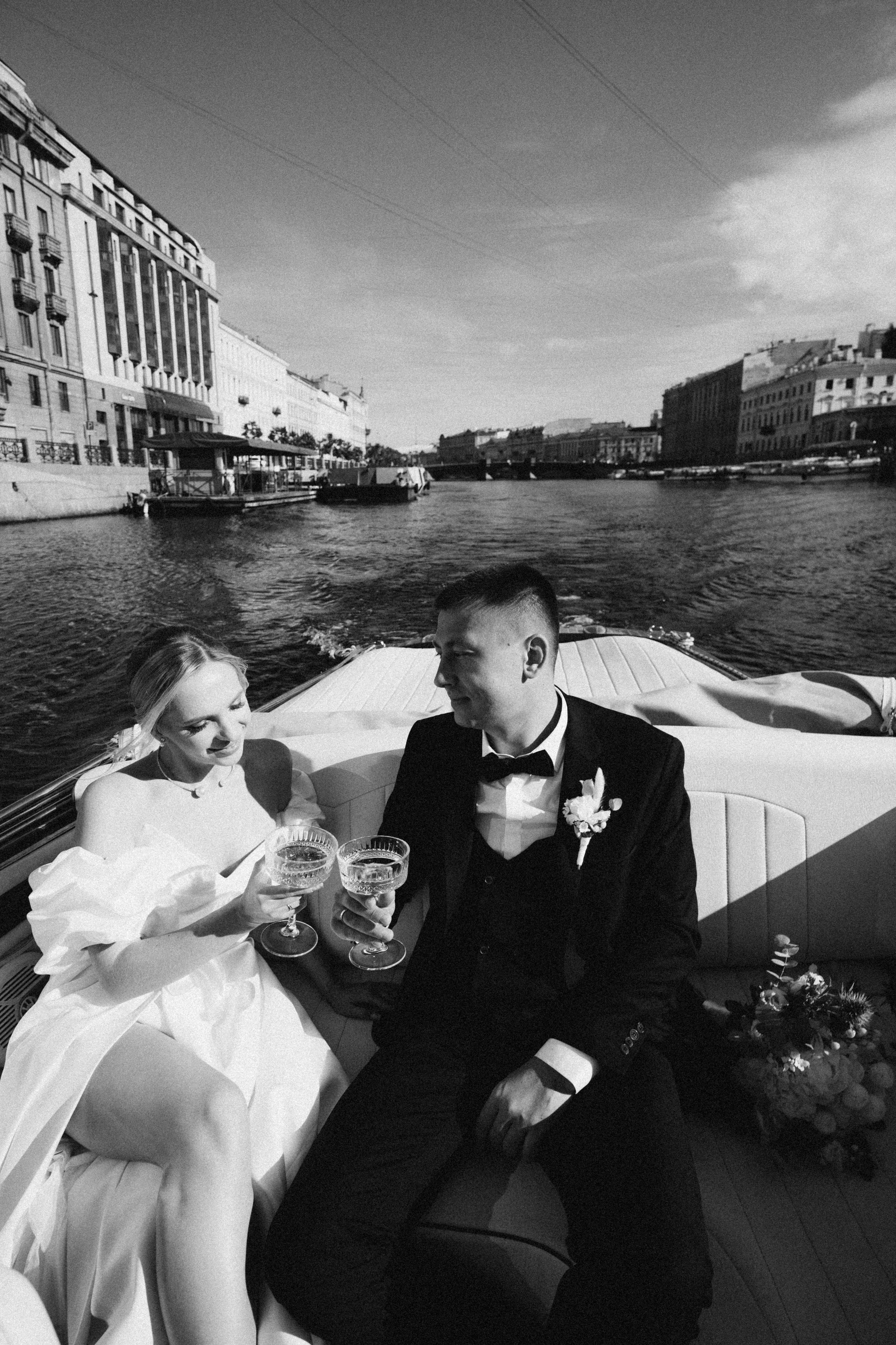 СВАДЕНБНАЯ СЬЕМКА НА КАТЕРЕ ПО КАНАЛАМ САНКТ-ПЕТЕРБУРГА И В АКВАТОРИИ НЕВЫ. Профессиональный фотограф, Санкт-Петербург — Виктория Богомолова