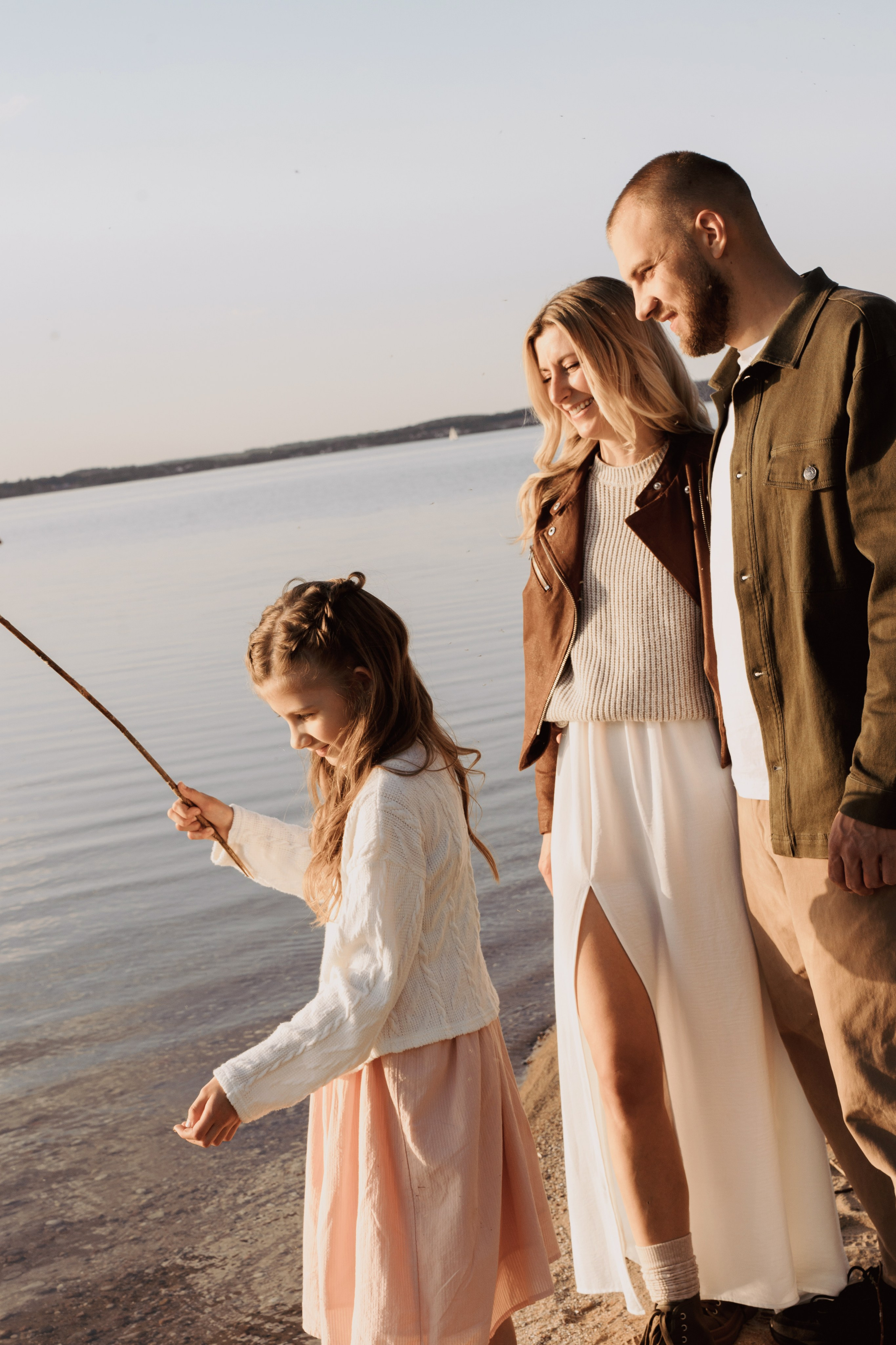 Весеннее тепло семьи на берегу Минского моря. Ваш семейный фотограф в Минске — Вика Трегубова