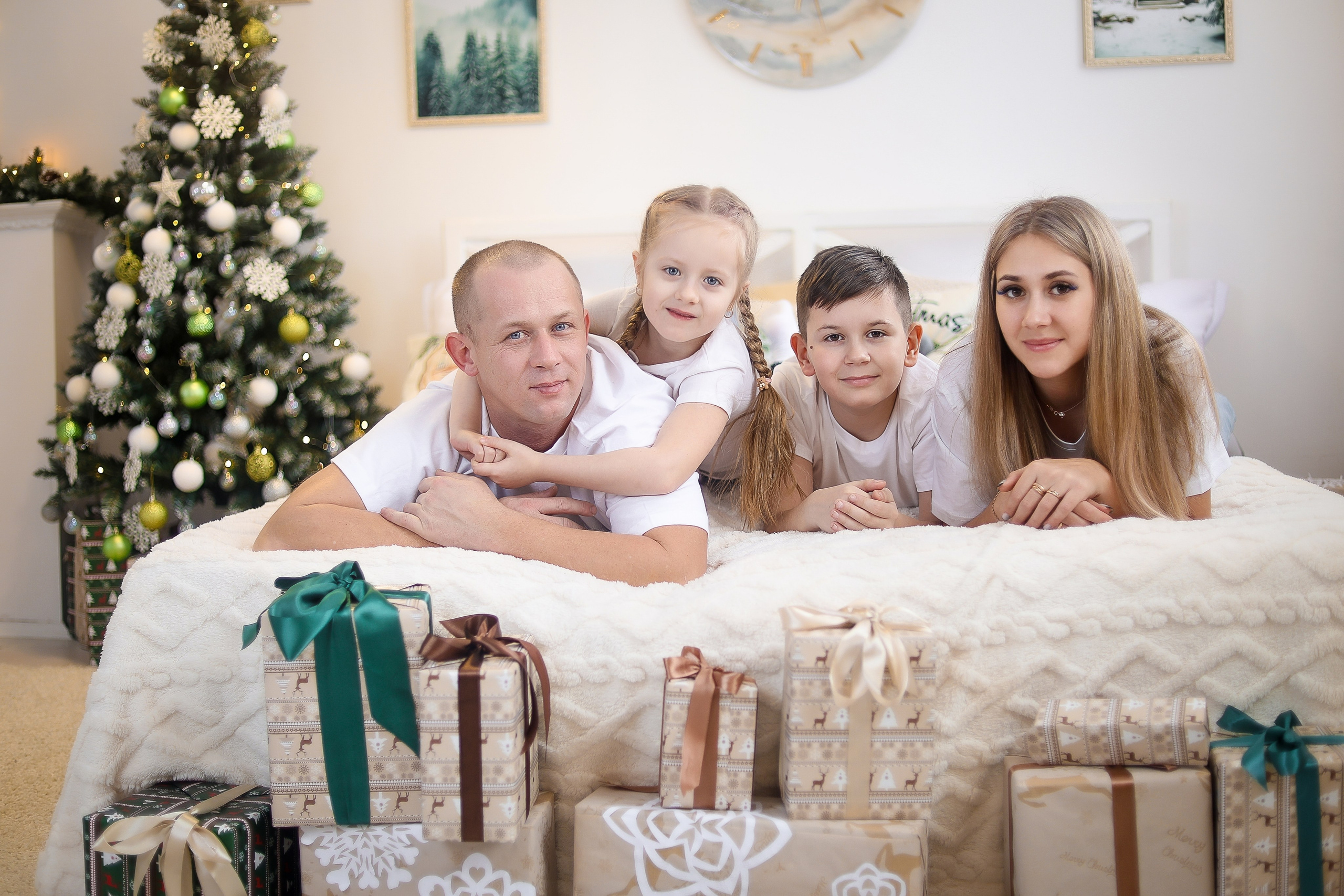 Семейные фотосессии студийные; новогодние, тематические, домашние и тд. Выпускные альбомы для школ и Детских садов в Барнауле /Выпускные/Свадебные/Детские/Семейные и др. виды съёмок /Фотограф Вера Валейко