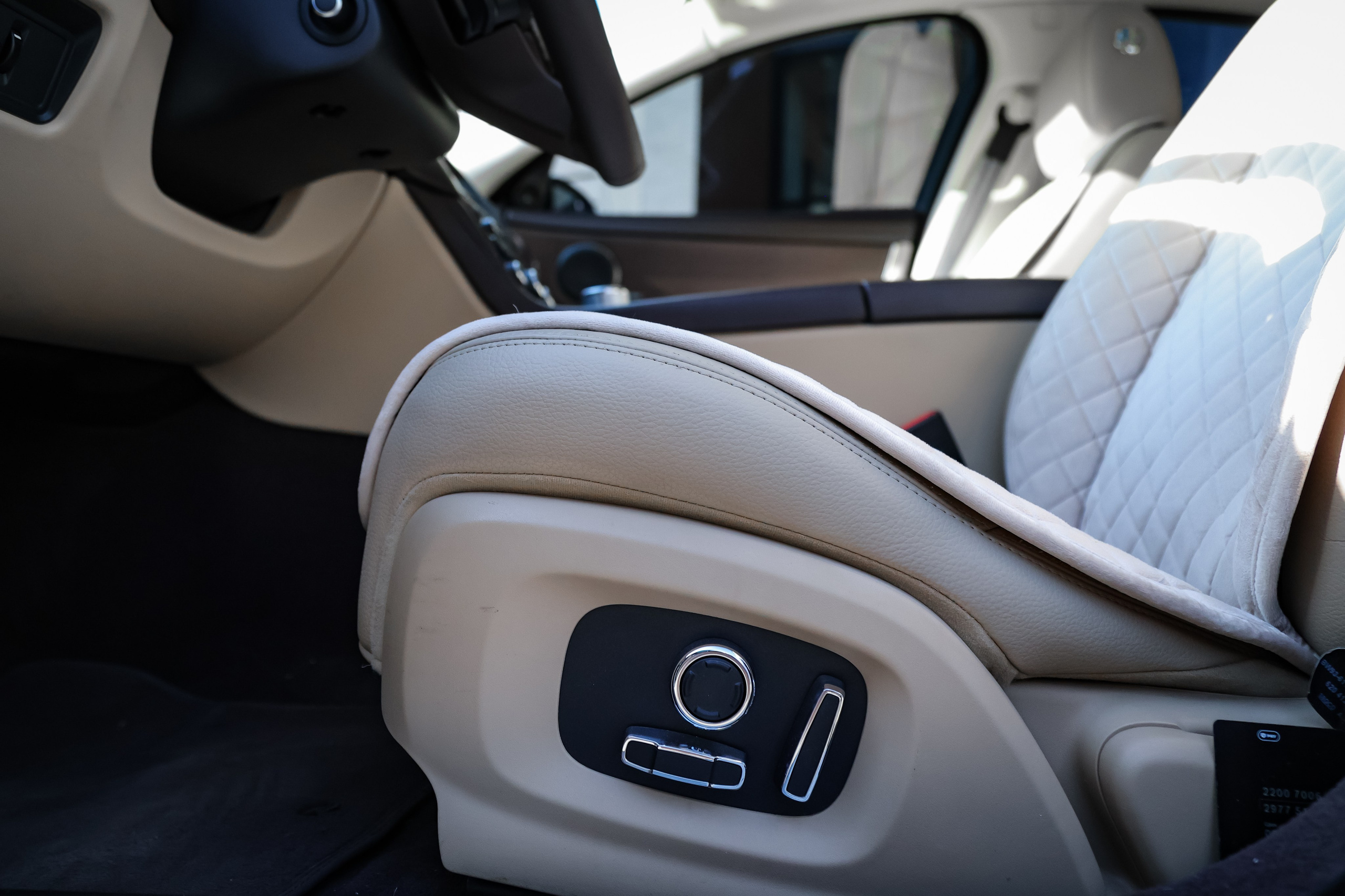 2017 JAGUAR XJ. Mixturecaptures