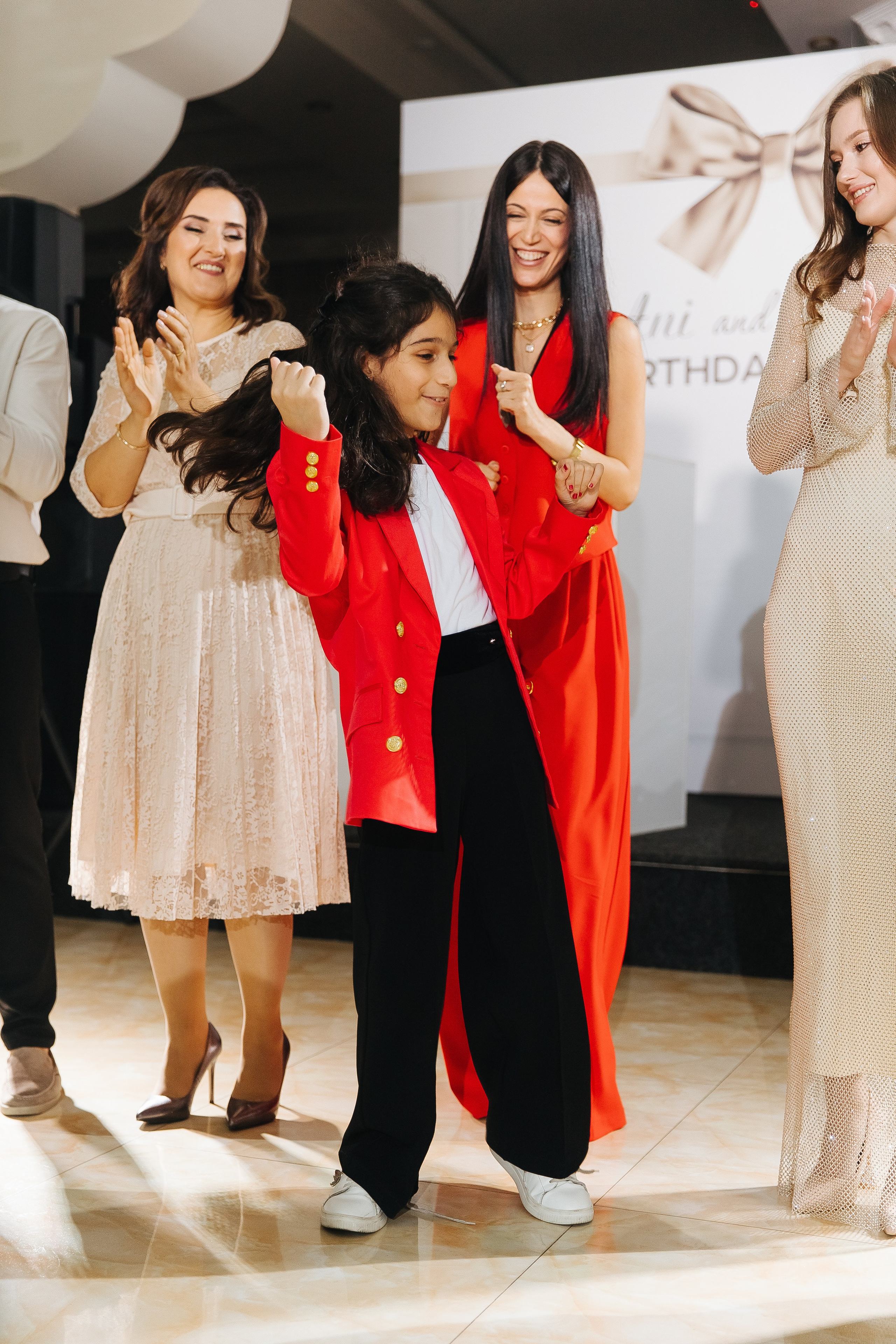 Ани и Назели. 35&5 День рождения, «Янтарь». Фотограф в Красноярске Надежда Воскресенская