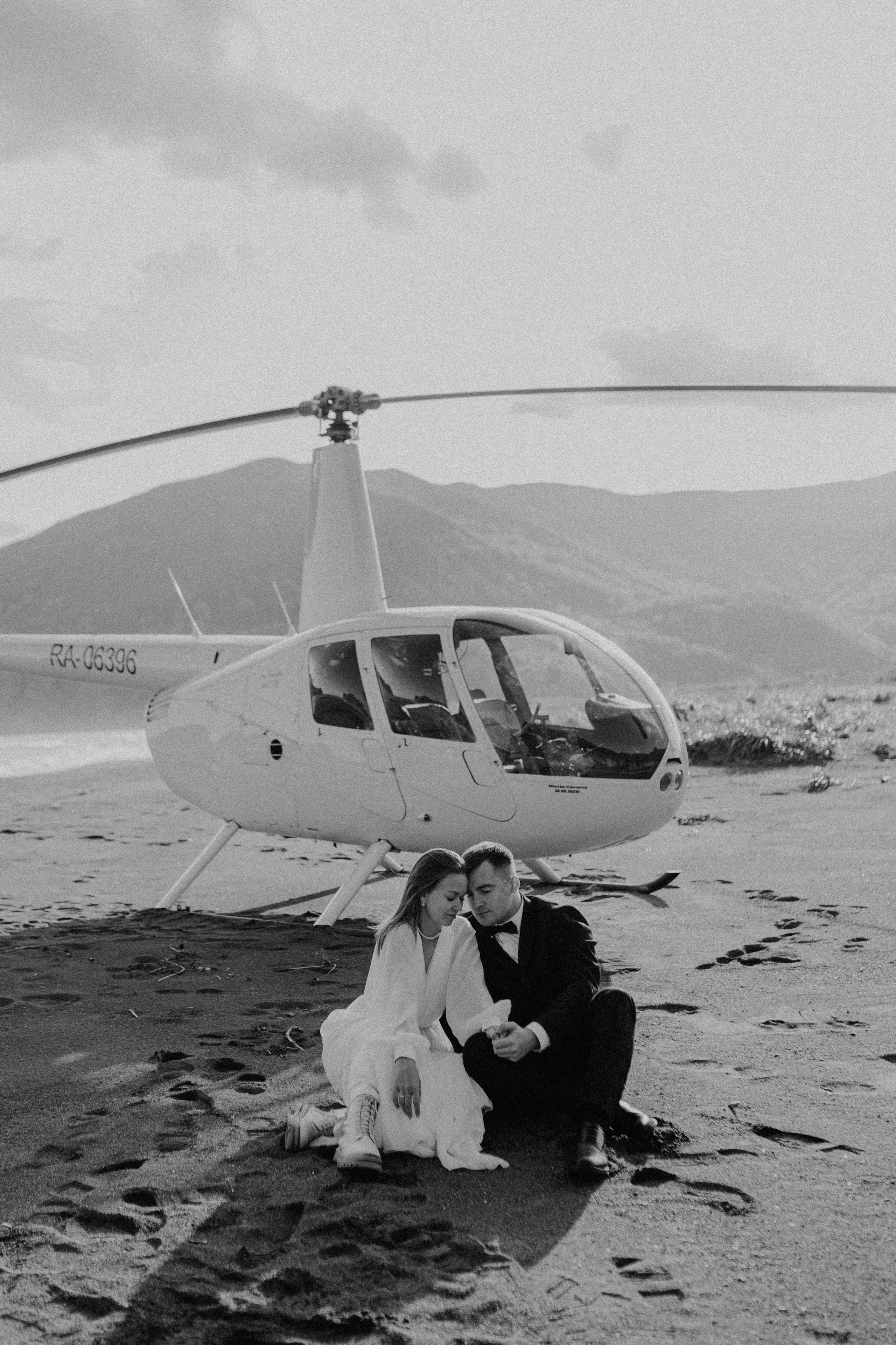 Вертолетный полет Бухта Жировая. Свадебное фото и видео на Камчатке. Туристические маршруты