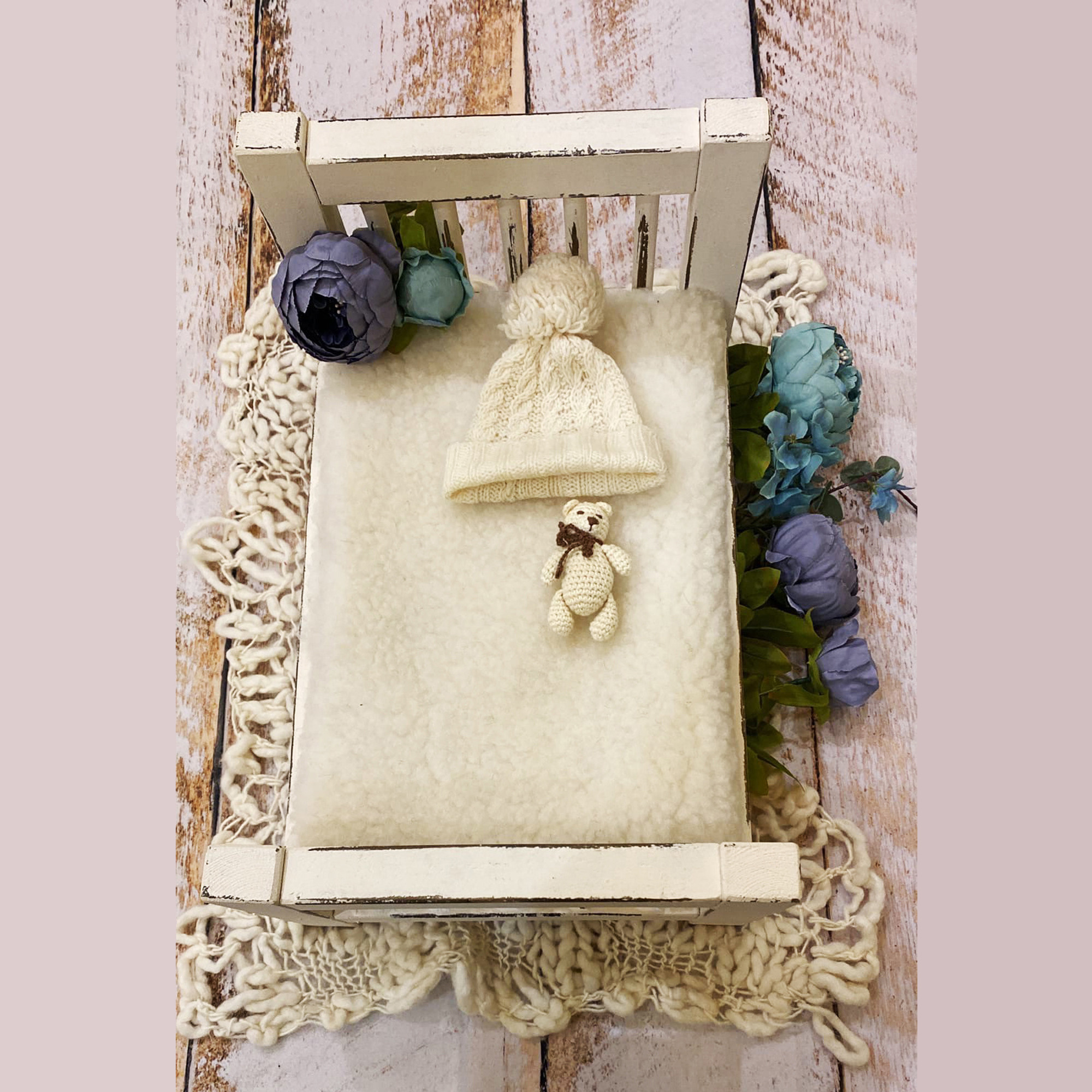 Костюмчики и фоны. Фотограф новорожденных в г. Миасс Анна Плотникова