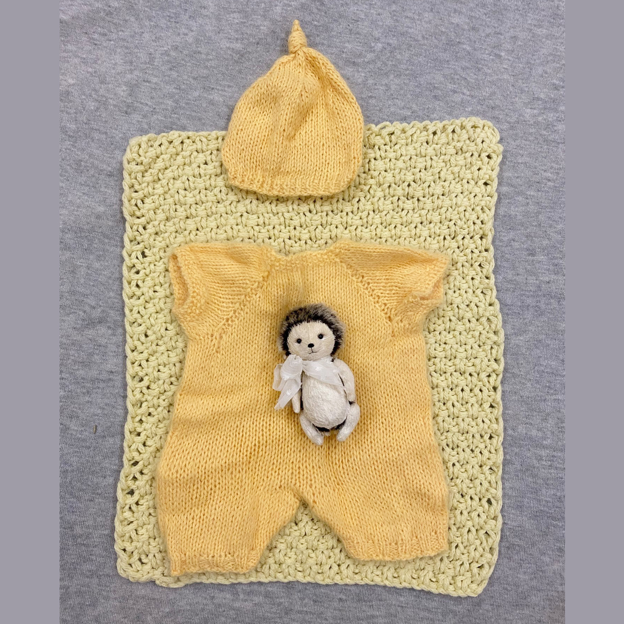 Костюмчики и фоны. Фотограф новорожденных в г. Миасс Анна Плотникова