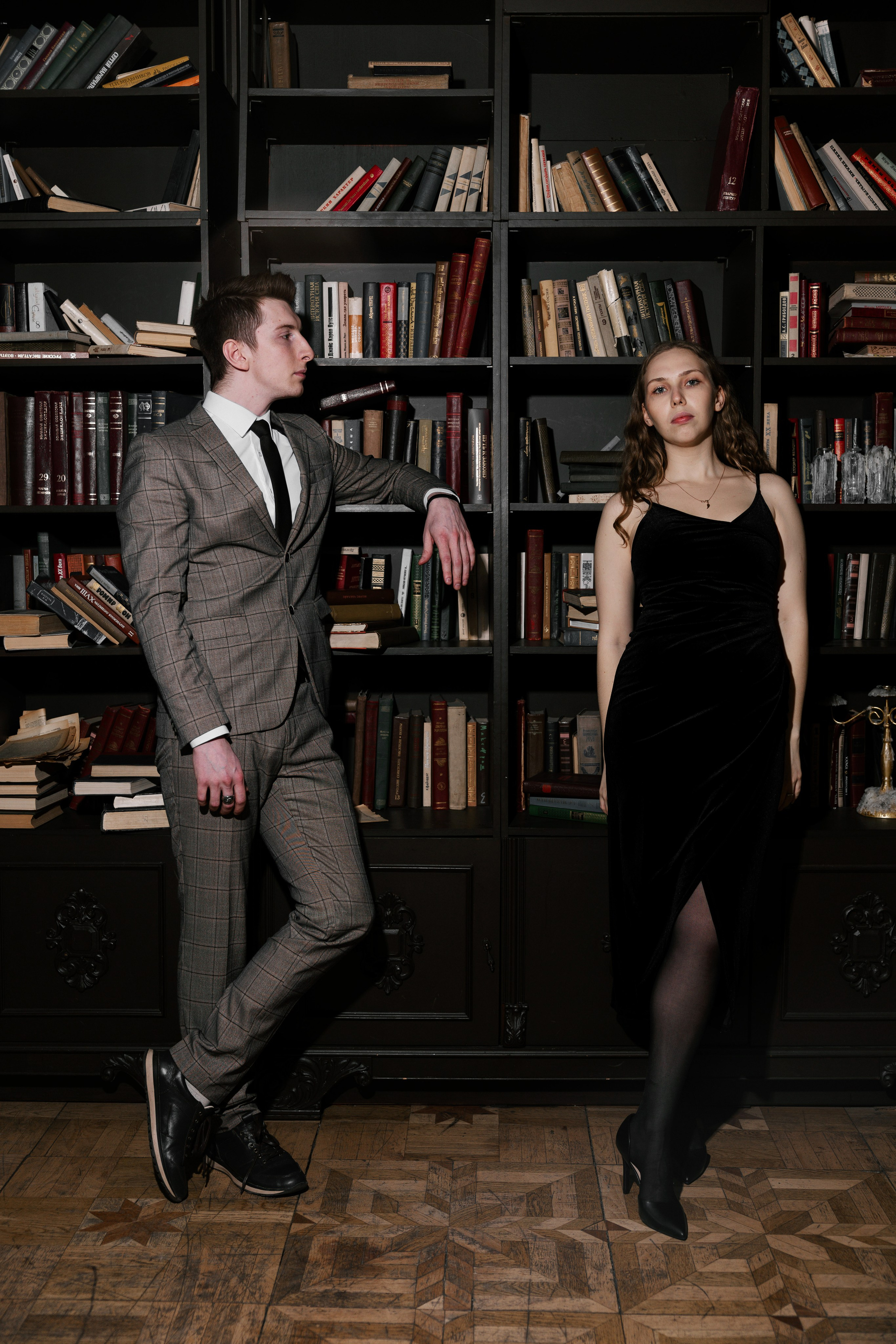 Настя и Антон в библиотеке с баром. Портретный и свадебный фотограф в Москве Даша Потоцкая