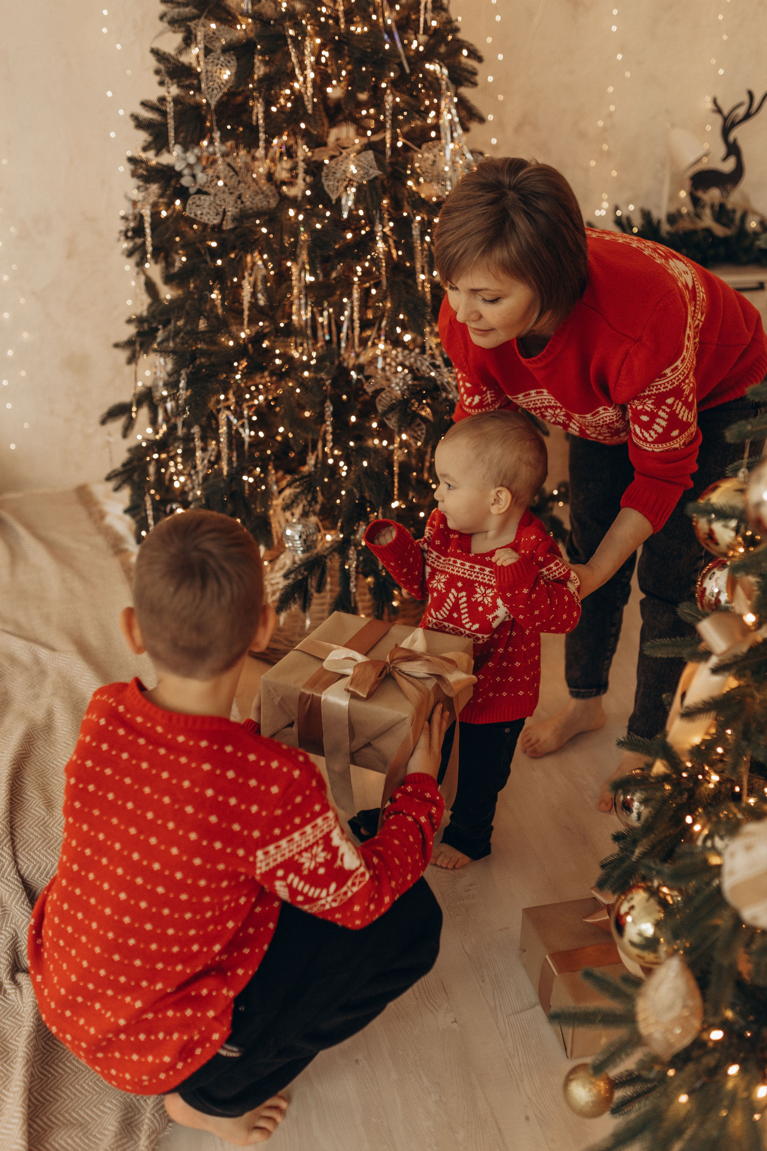 Яркий новый год мама и 2 сыночка. Фотограф в Ставрополе Svetlana Matveeva