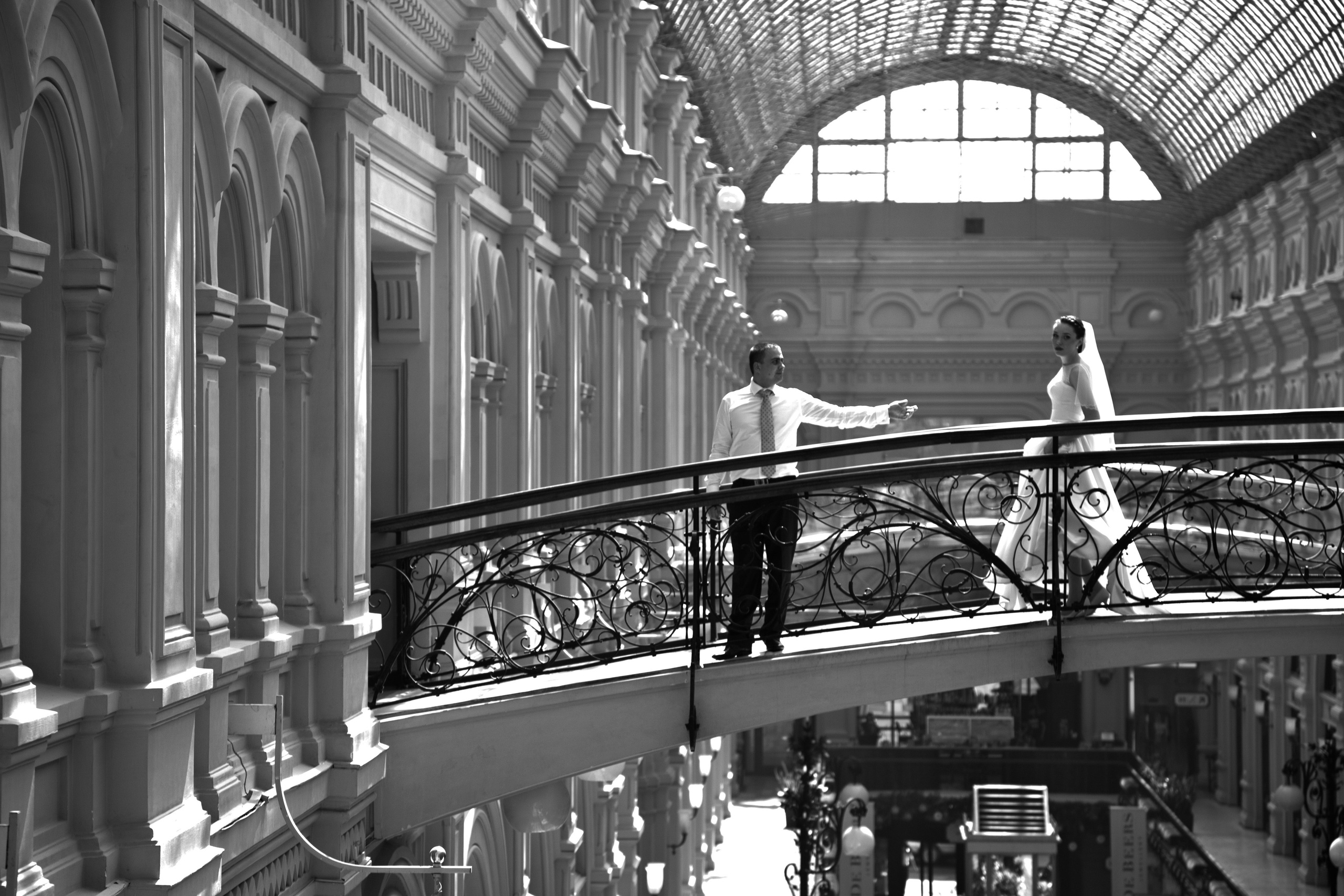 kogan.studio - Прогулка по ЦУМ жених тянет руку невесте