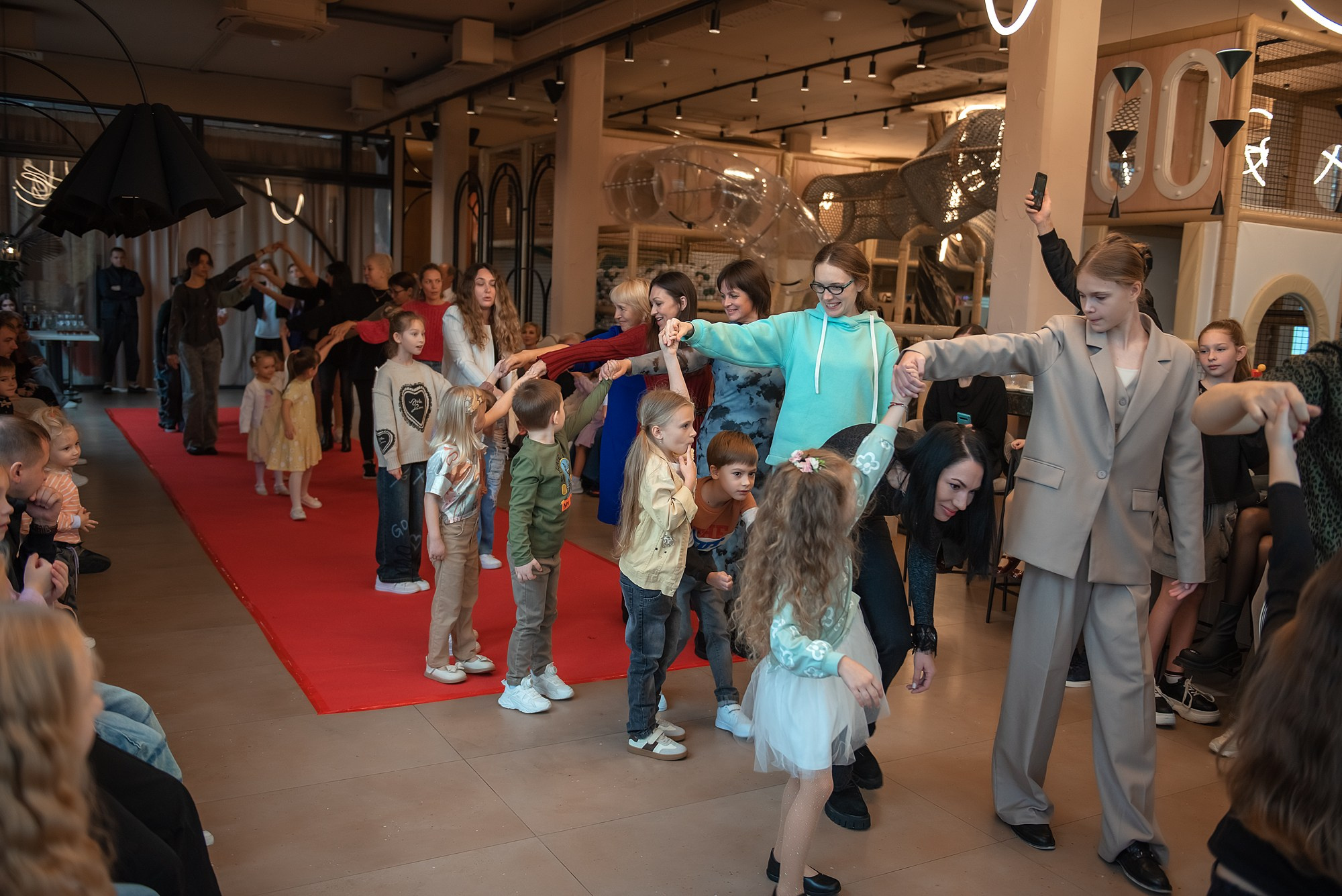 HAPPYkids дефиле в день мамы. Семейный и коммерческий фотограф в Сочи Александр Бодунов