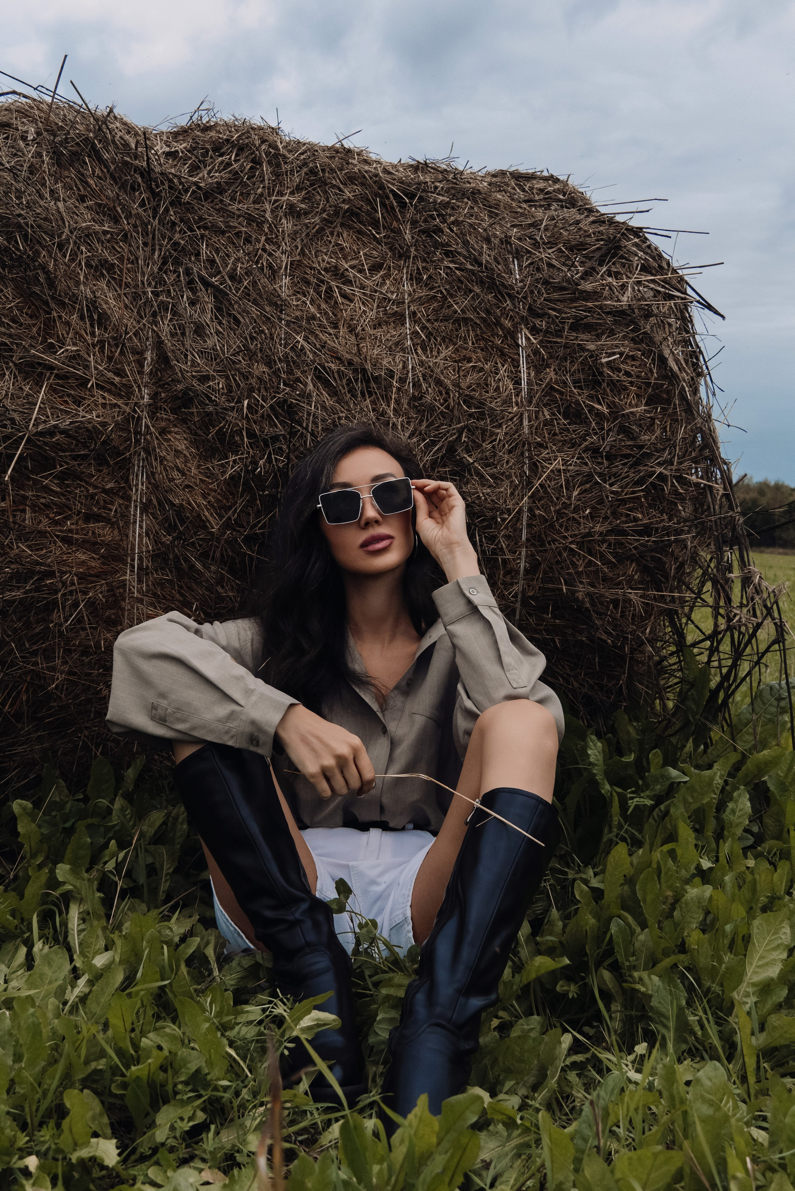 фотосессия со стогом сена 