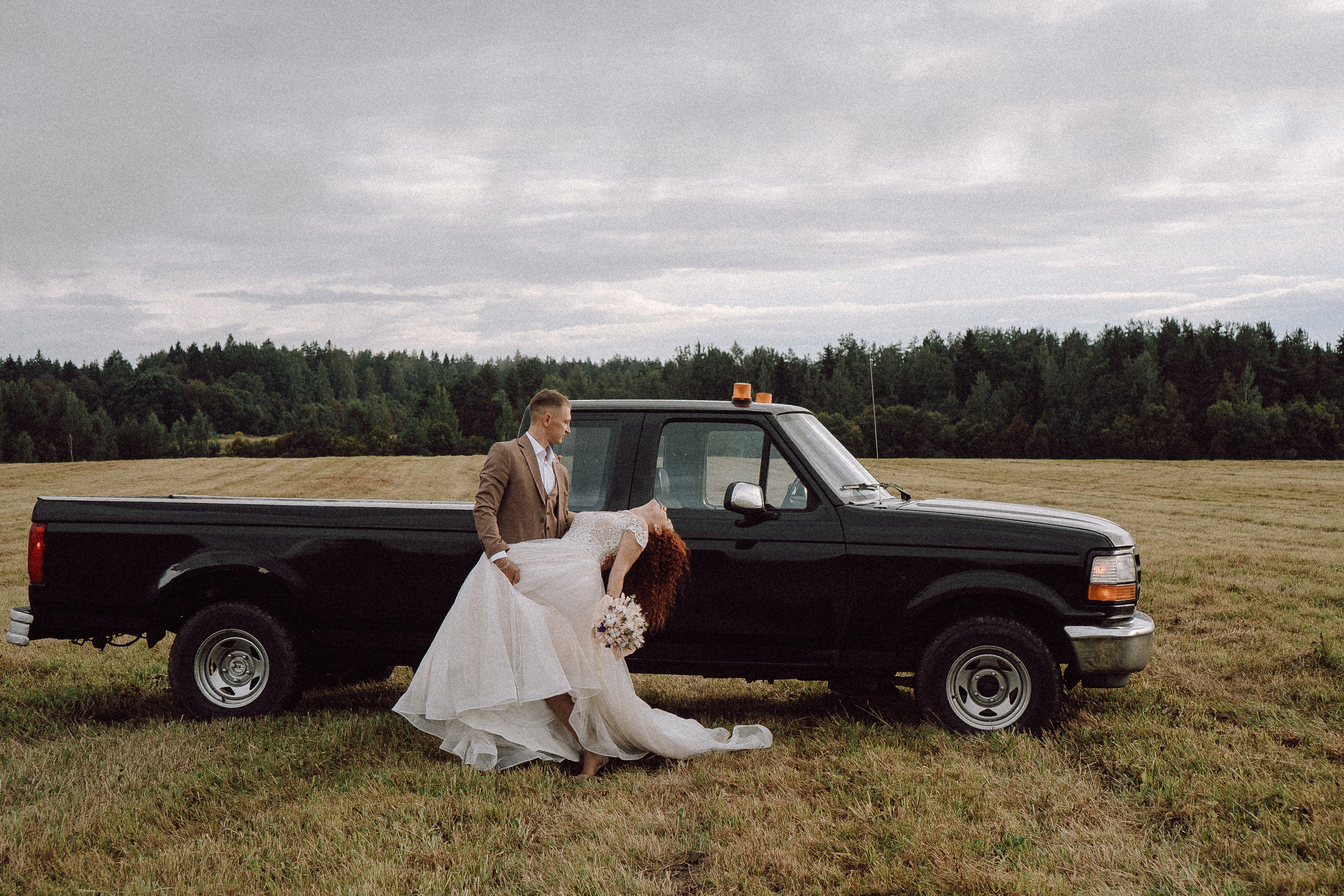 СВАДЕБНАЯ ФОТОСЕССИИЯ ПАРЫ В ГОРОДЕ ПРИОЗЕРСК В СОСНОВОМ ЛЕСУ И С ПИКАПОМ. Профессиональный фотограф, Санкт-Петербург — Виктория Богомолова