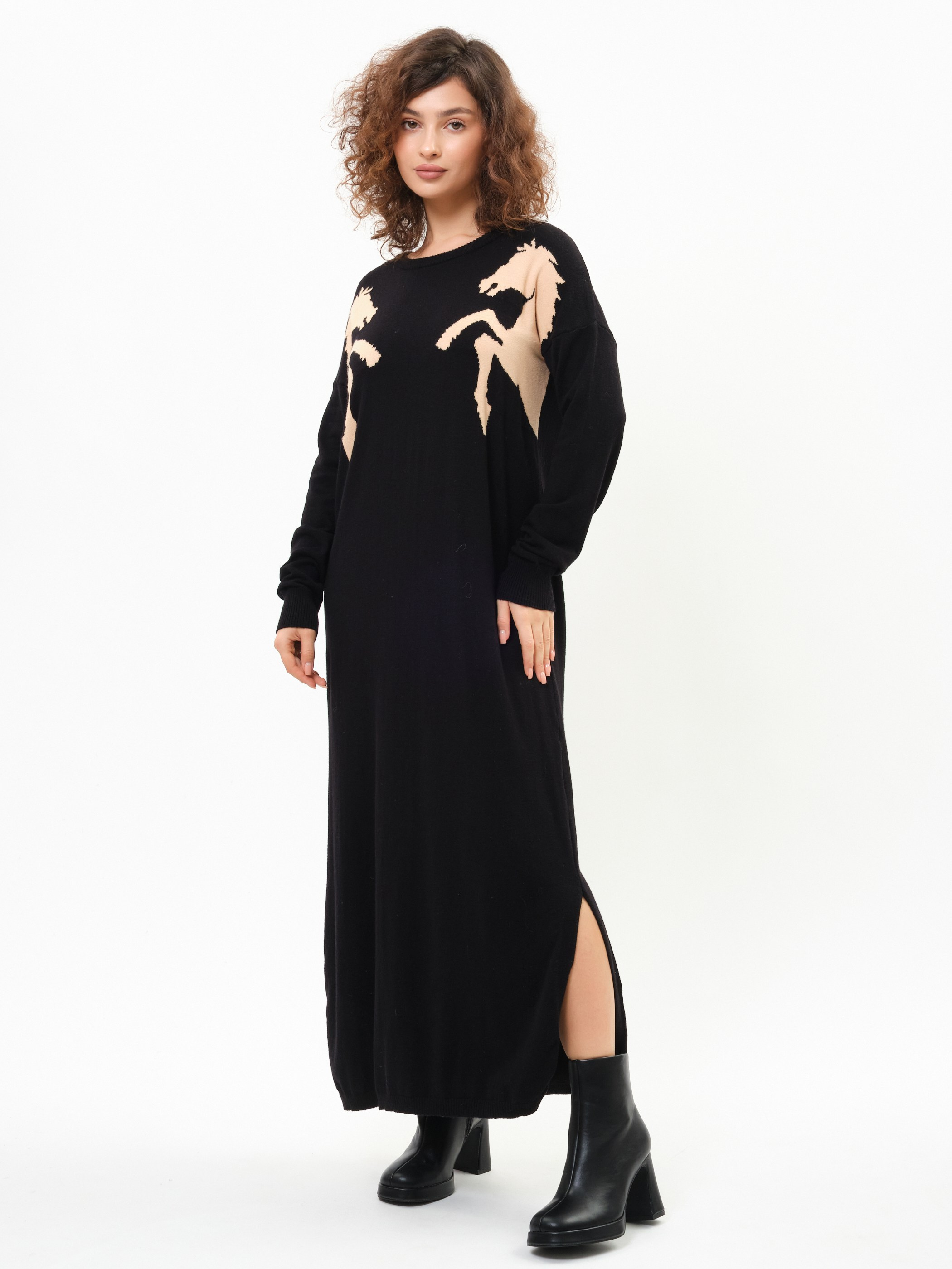 Женщина в длинном чёрном платье