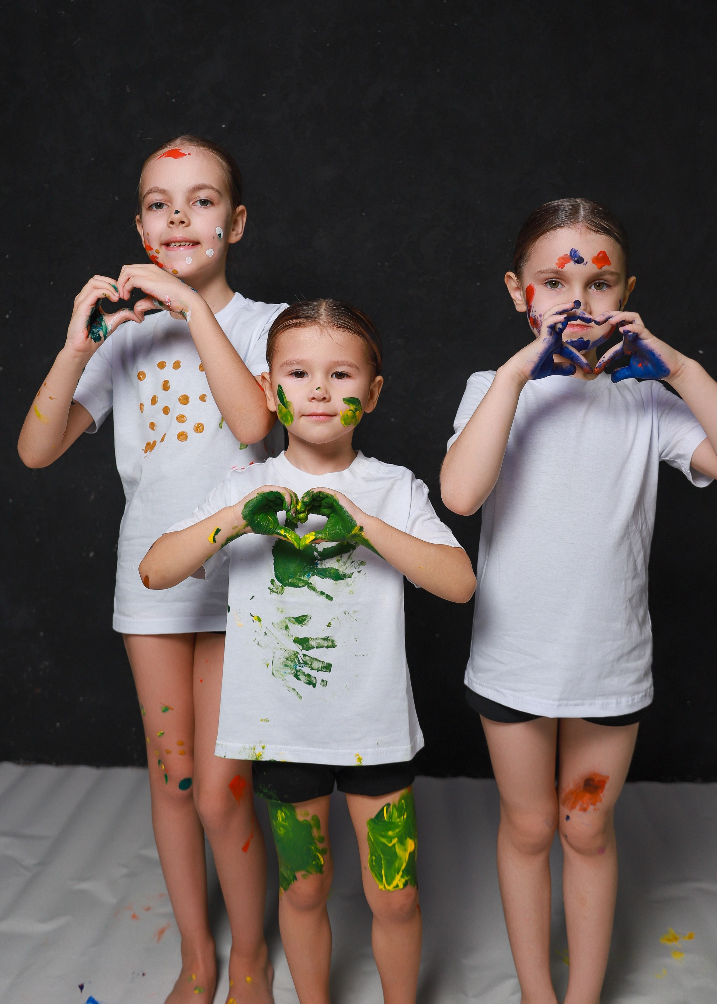 Младшие с красками. Фотограф Юлия Мальцева