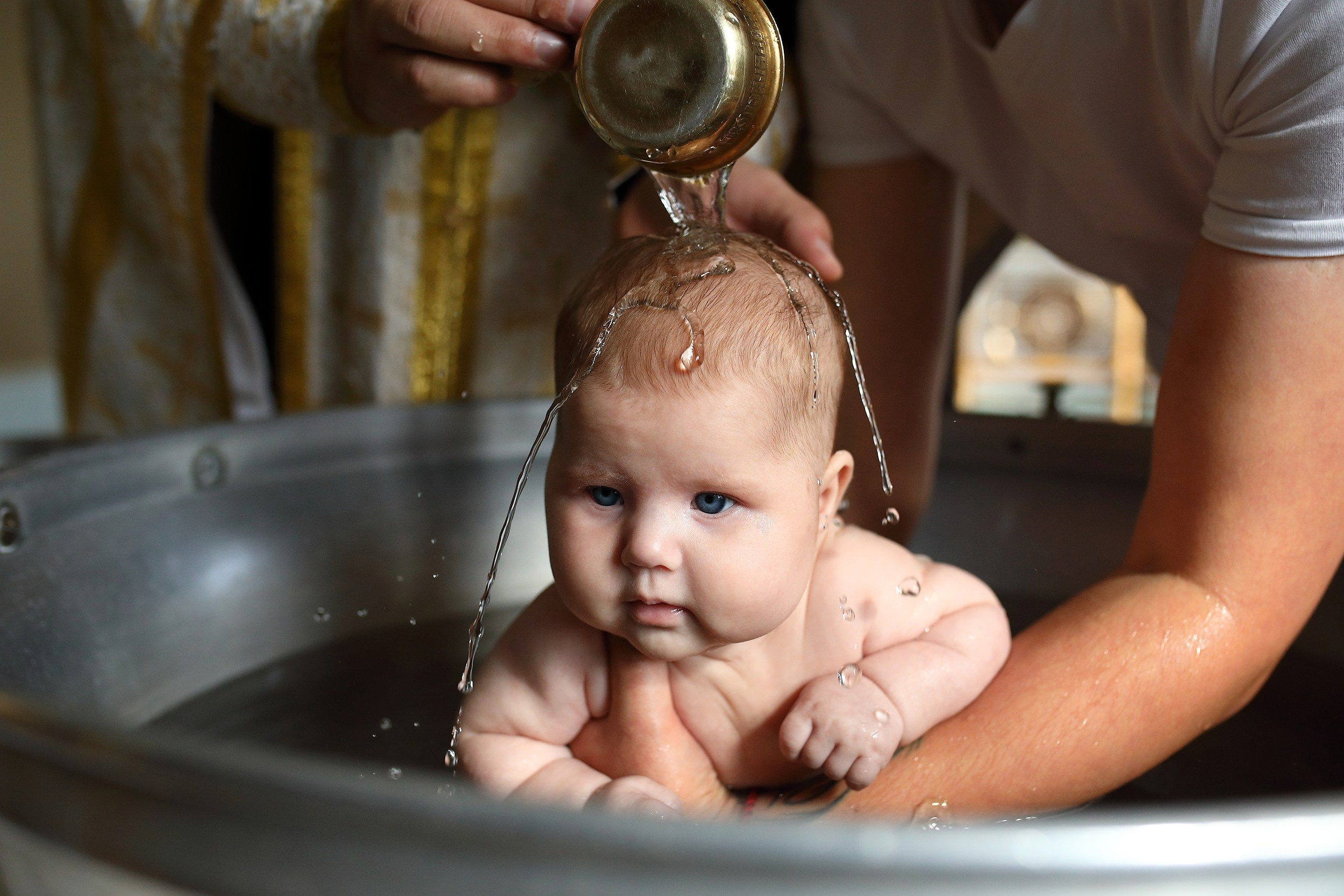 фотосессия крещение в храме погружение малыша в купель
