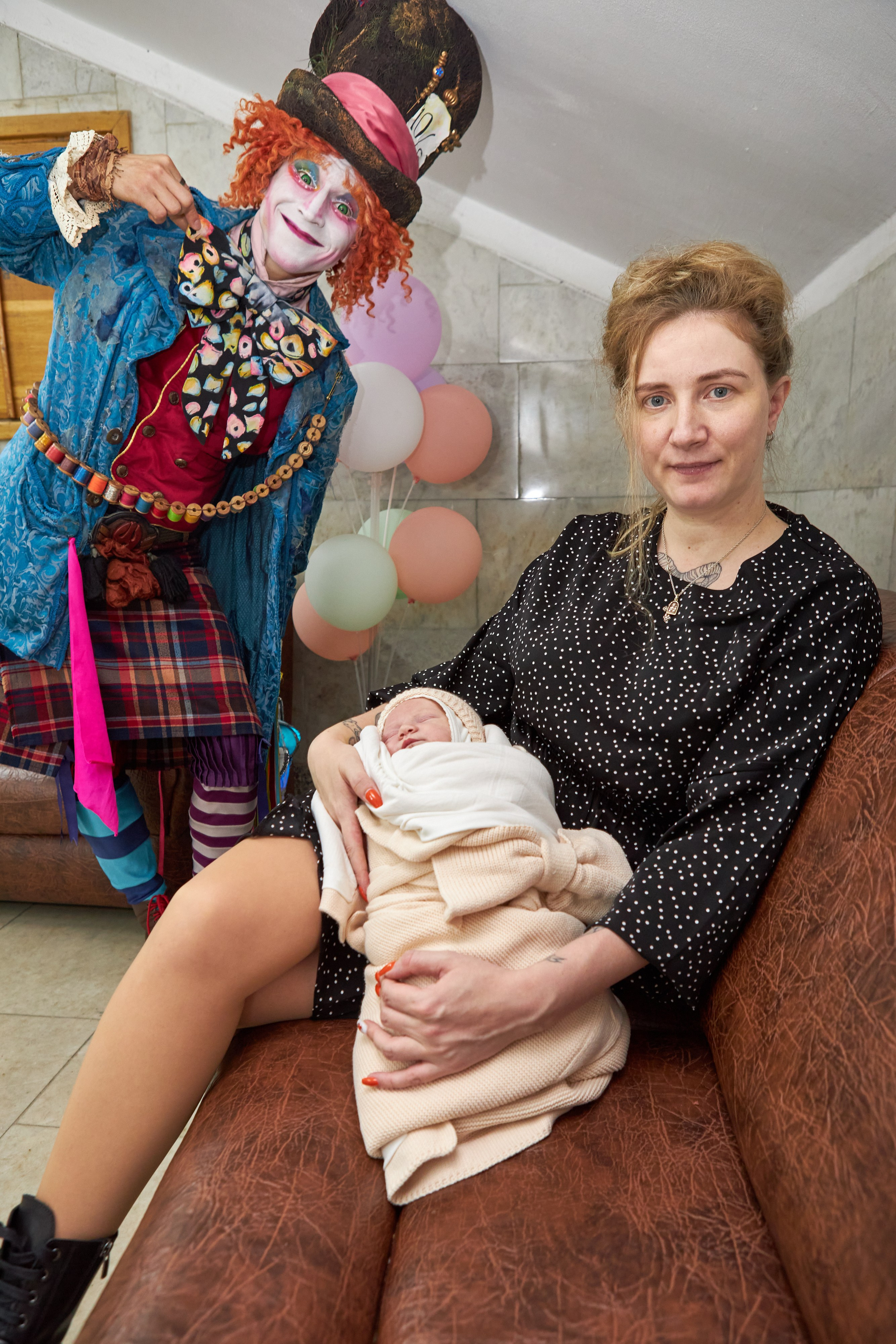 Фотосъемка выписки из роддома по мотивам Алисы в стране чудес