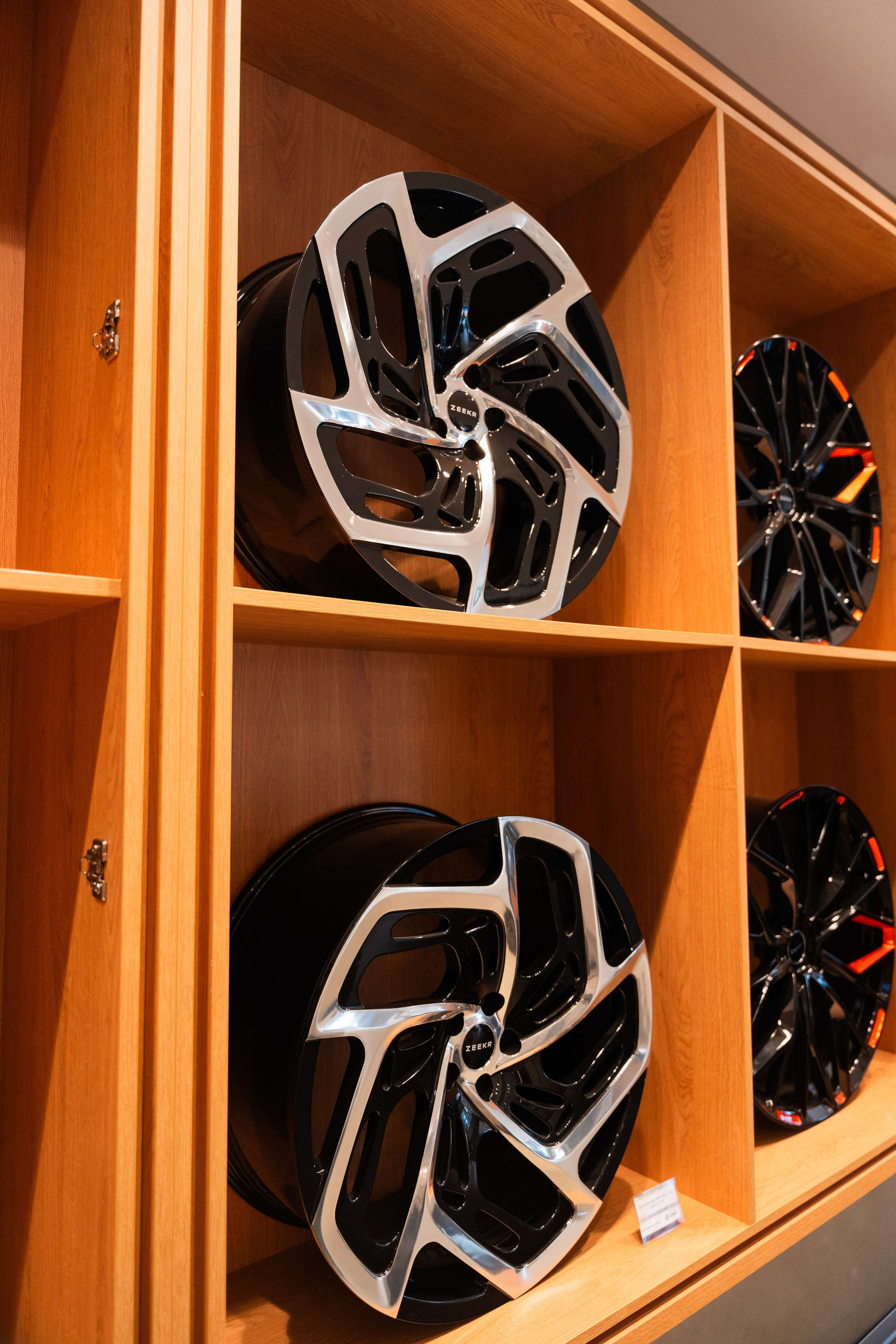 Интерьерная фотосъемка автосалона Elrus в Краснодаре. Zeekr, LiXiang Профессиональная фотосъемка интерьера премиум-автосалона в Краснодаре. Шедевры для Вас! Фотограф и Видеограф в Краснодаре Пахиев Руслан