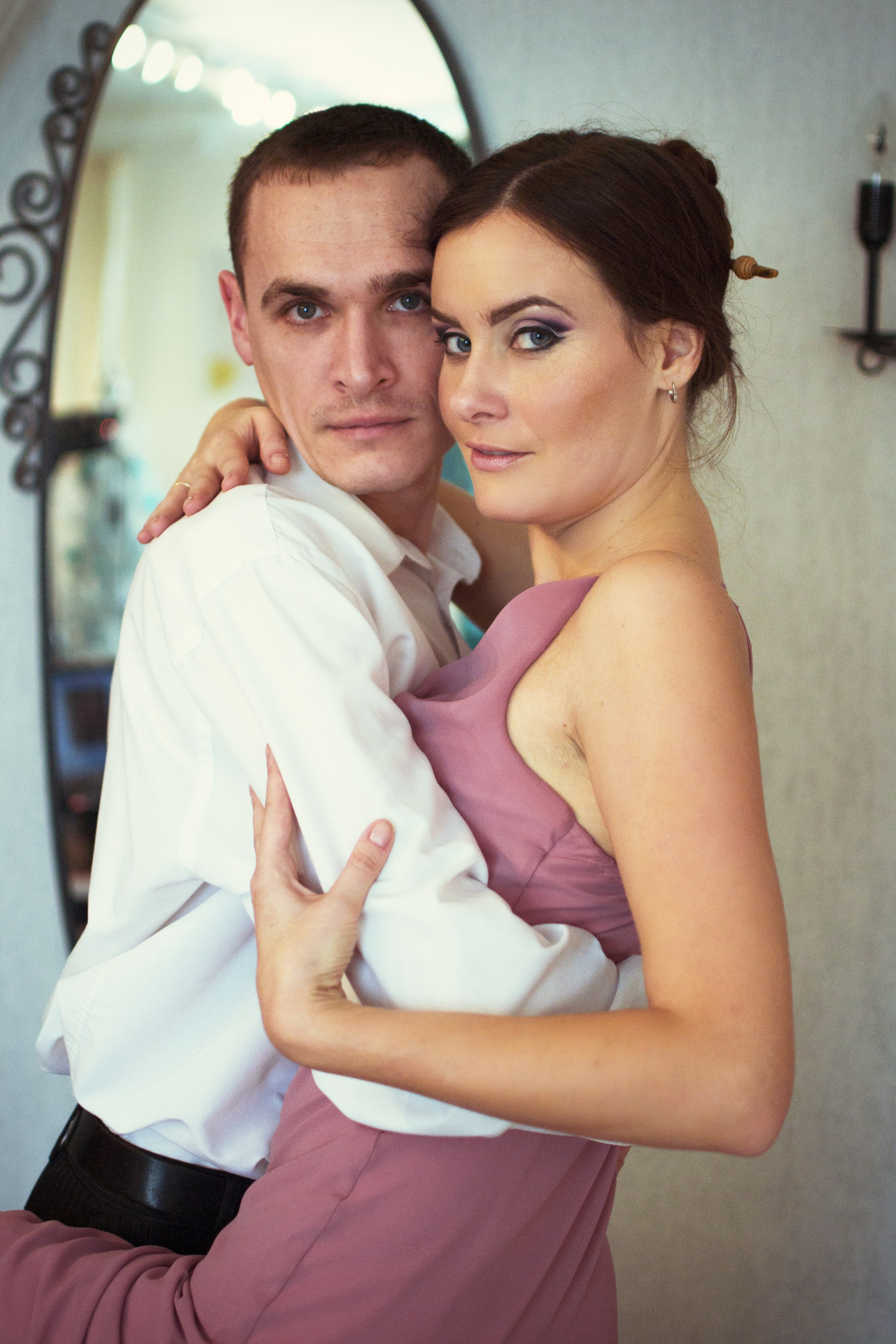 Юлия с мужем в танце. Портретный креативный творческий фотограф в Казани Михаил Бушенев