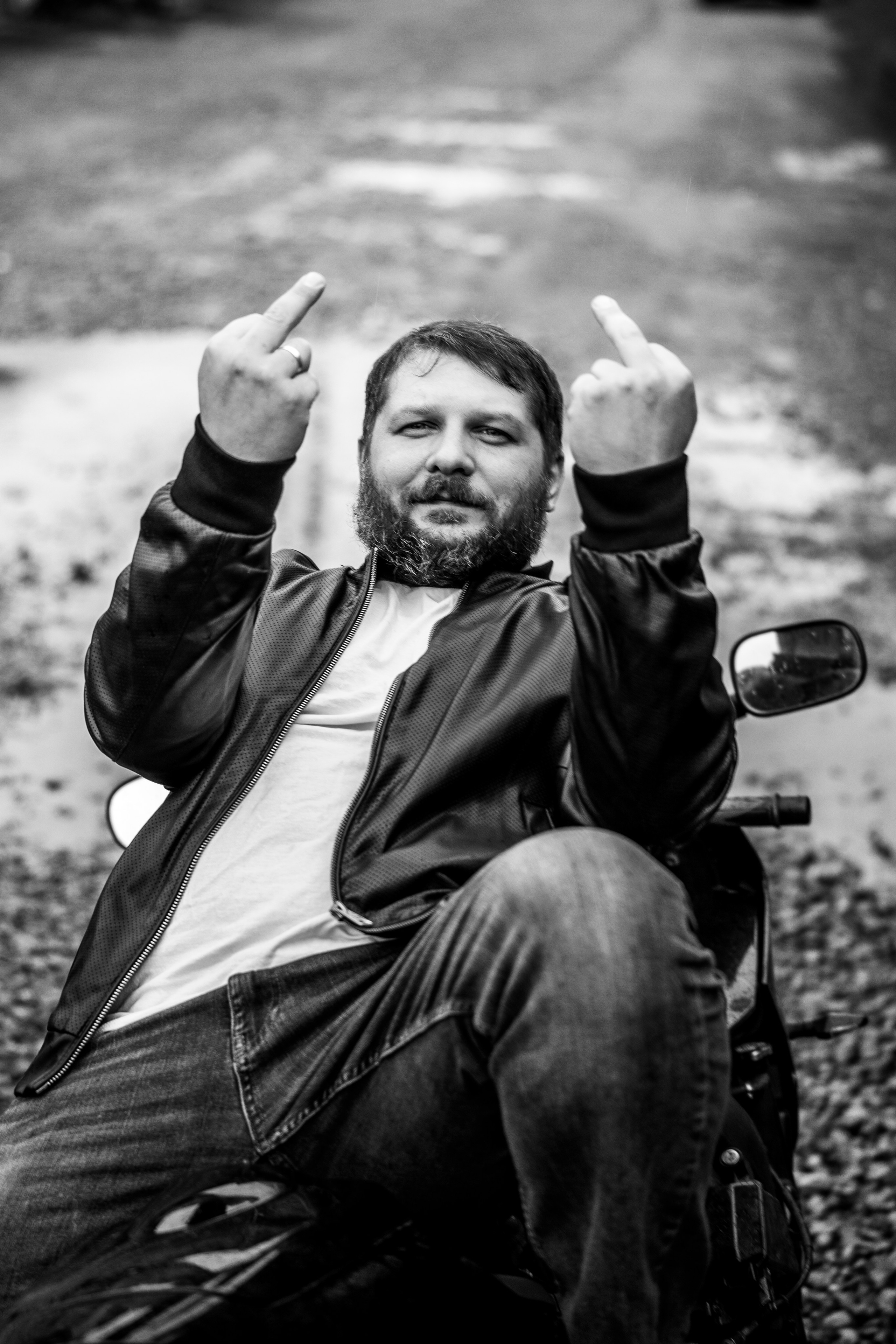 Фотография портрет мотоциклиста байкера