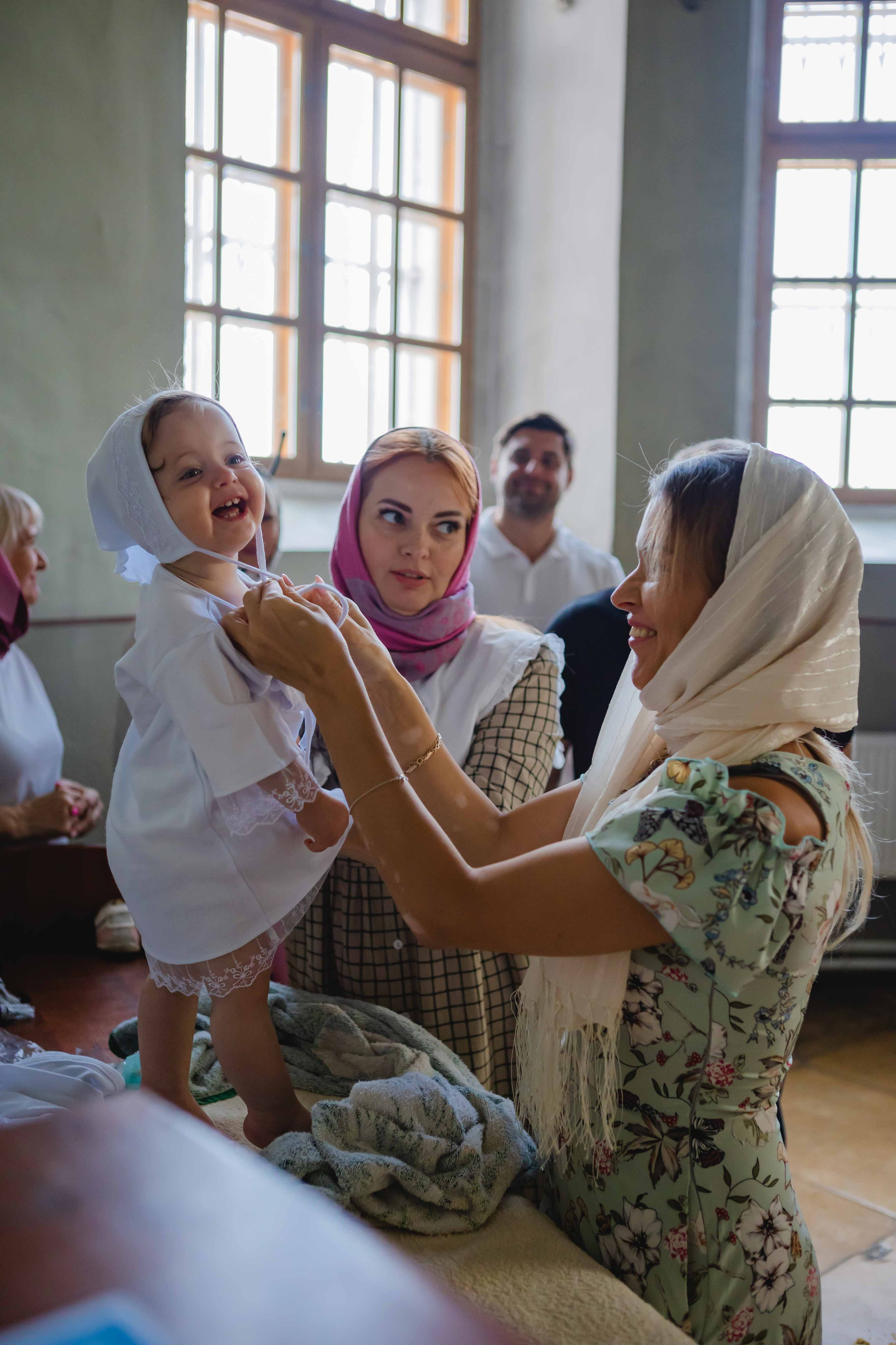 Таинство Крещения. Сайт с красивыми фотографиями и людьми