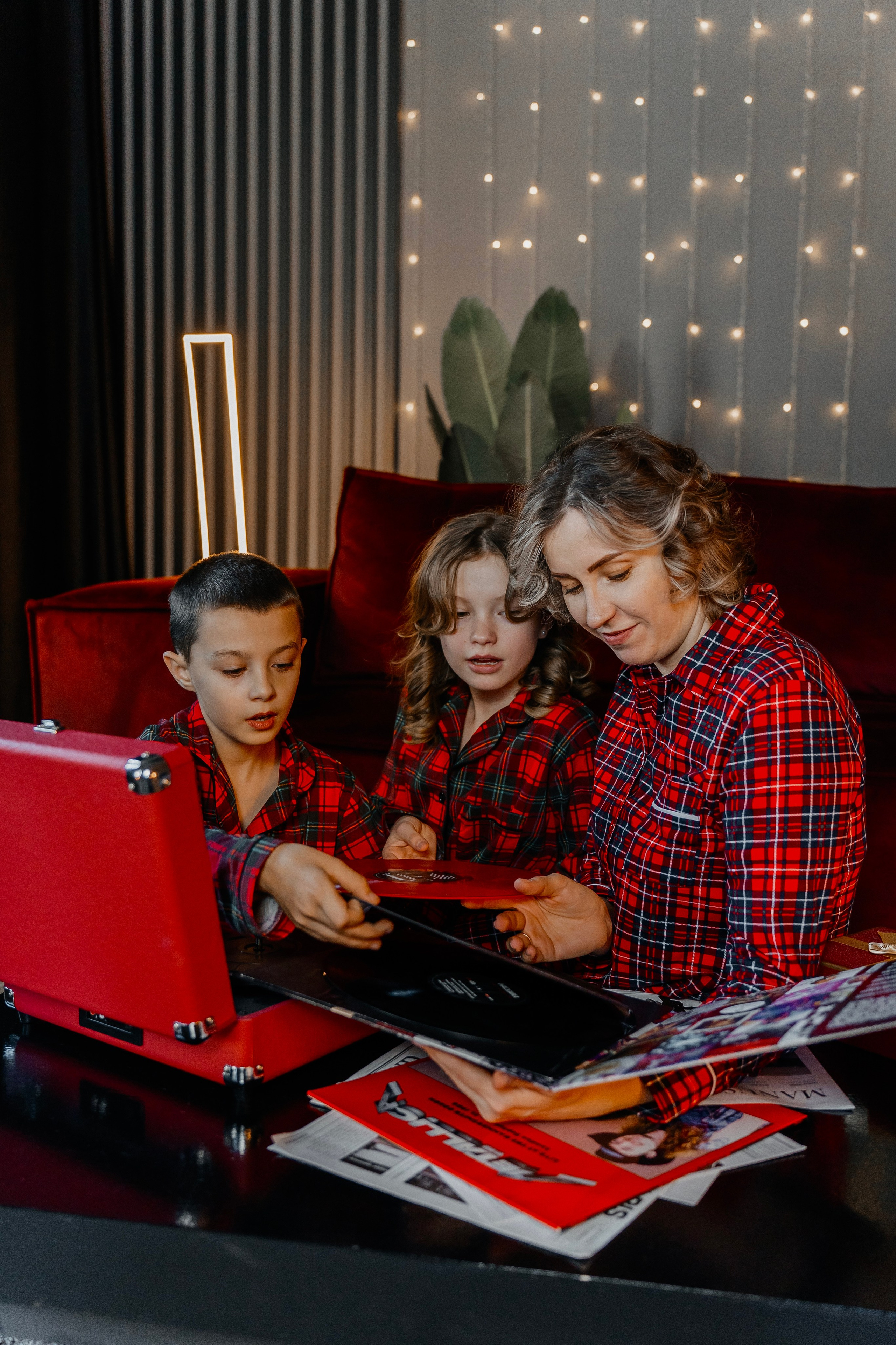 Ночь перед Рождеством. Для тех, кто не ждёт удачи, а создаёт её. Каждая фотосессия — это твой момент, твой стиль, твой успех. 📸