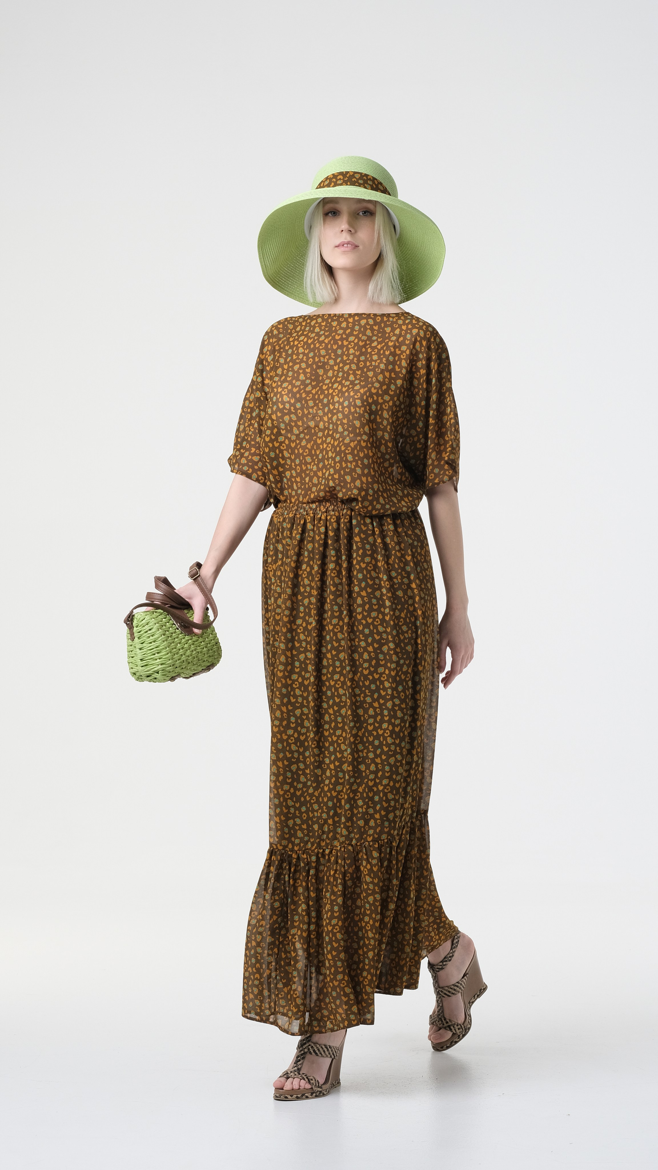 Продающие фото в движении на циклораме, качественная фотосессия для маркетплейсов в Москве.