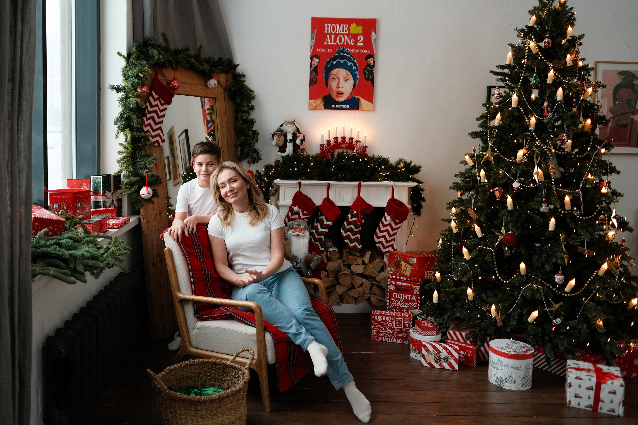Новогодняя семейная фотосессия в студии с уютным интерьером, кресло, ёлка, подарки, мама и сын. Фотосессия в Москве. Коммунарка.