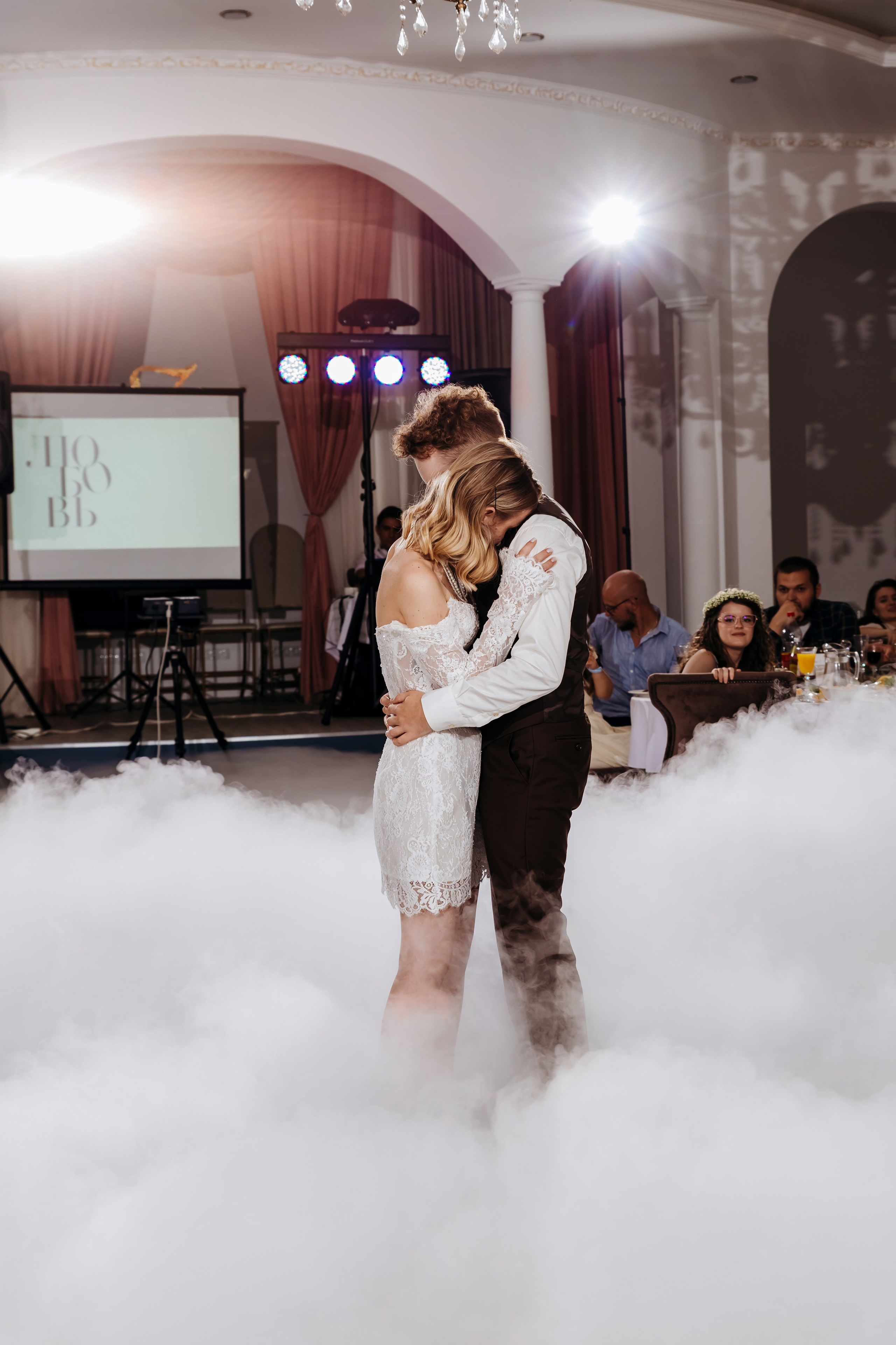 Счастливая пара на фоне заката в день свадьбы