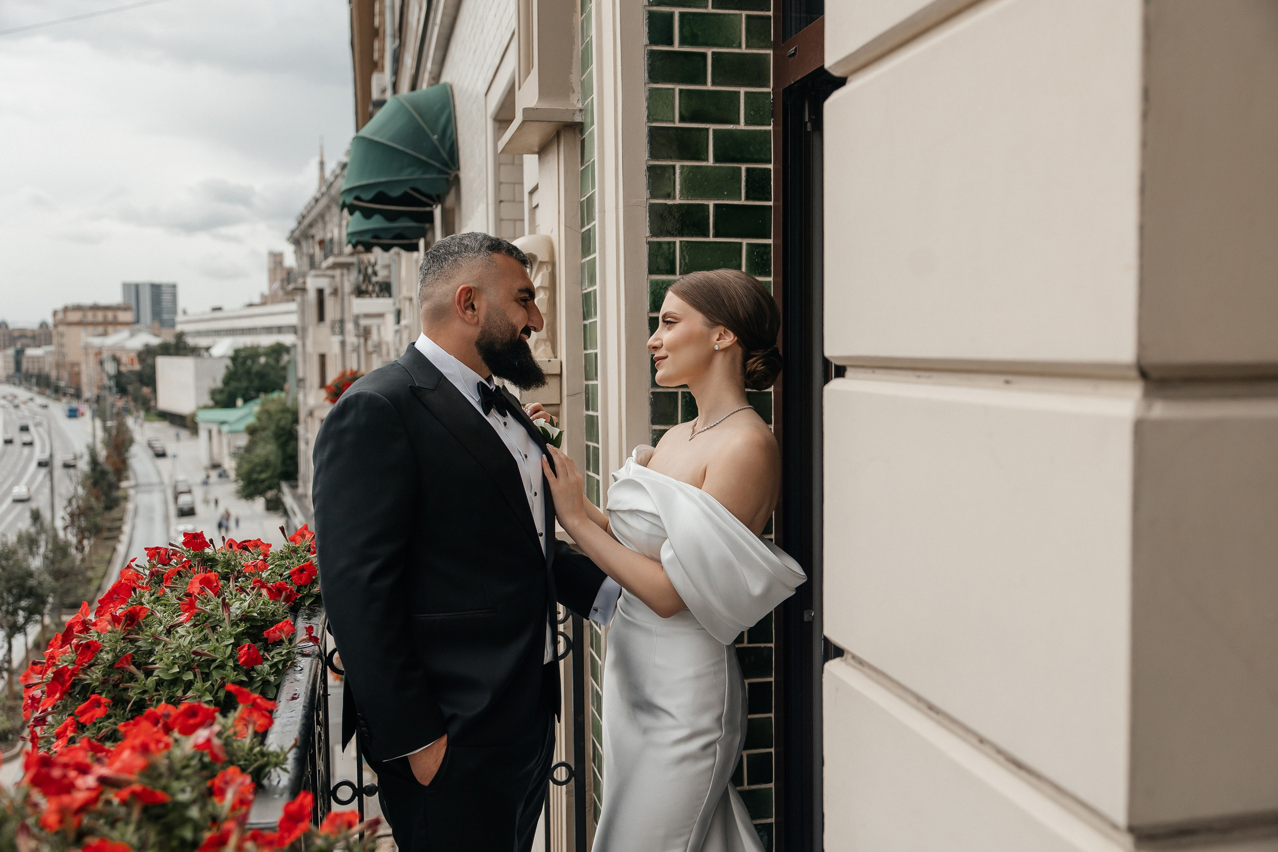 Утро невесты и свадебная фотосессия на балконе в отеле Hartwell Хартвел в Москве
