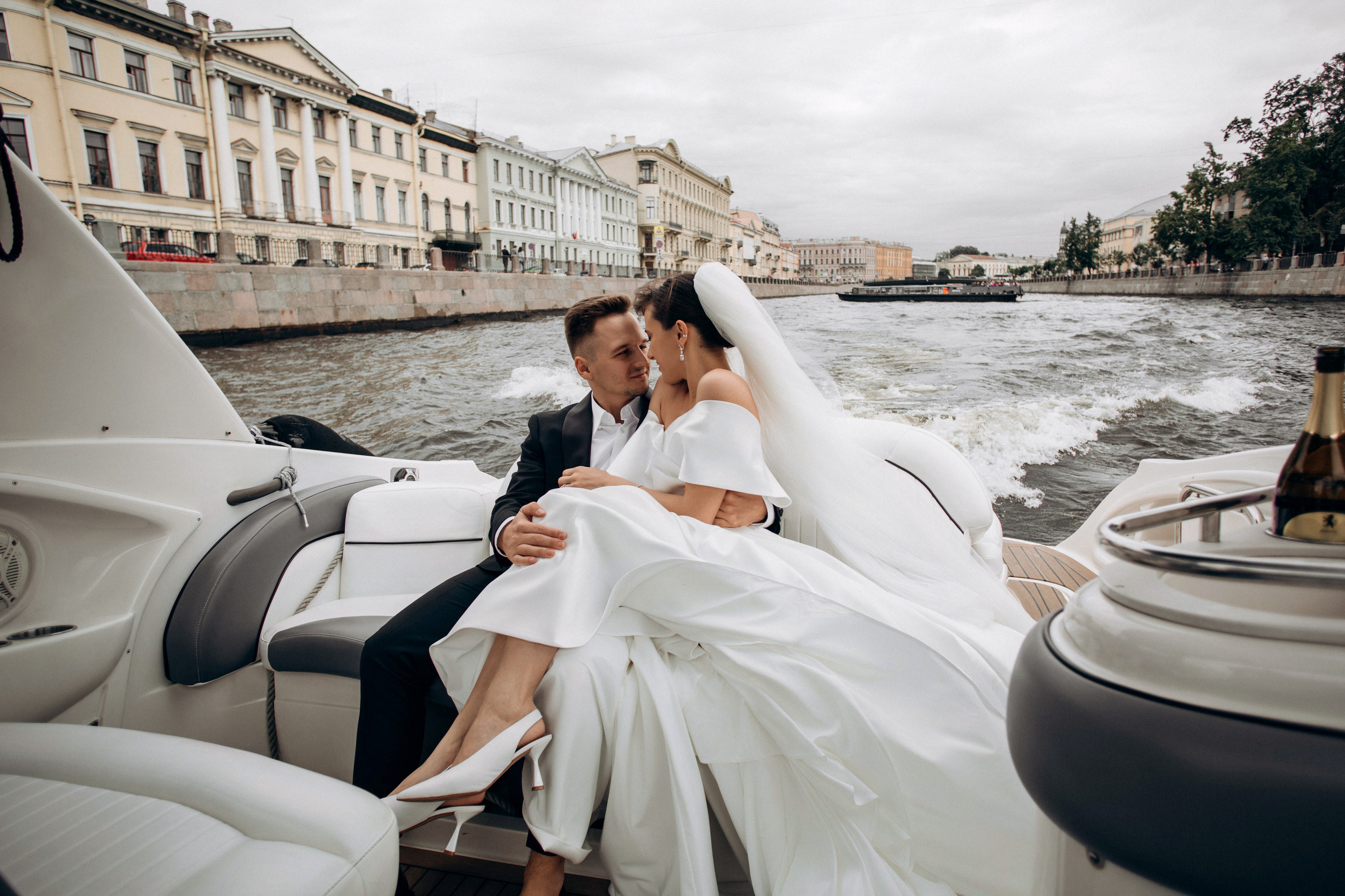 Свадьба на катере. Свадебный фотограф в Санкт-Петербурге Вика Стукачева
