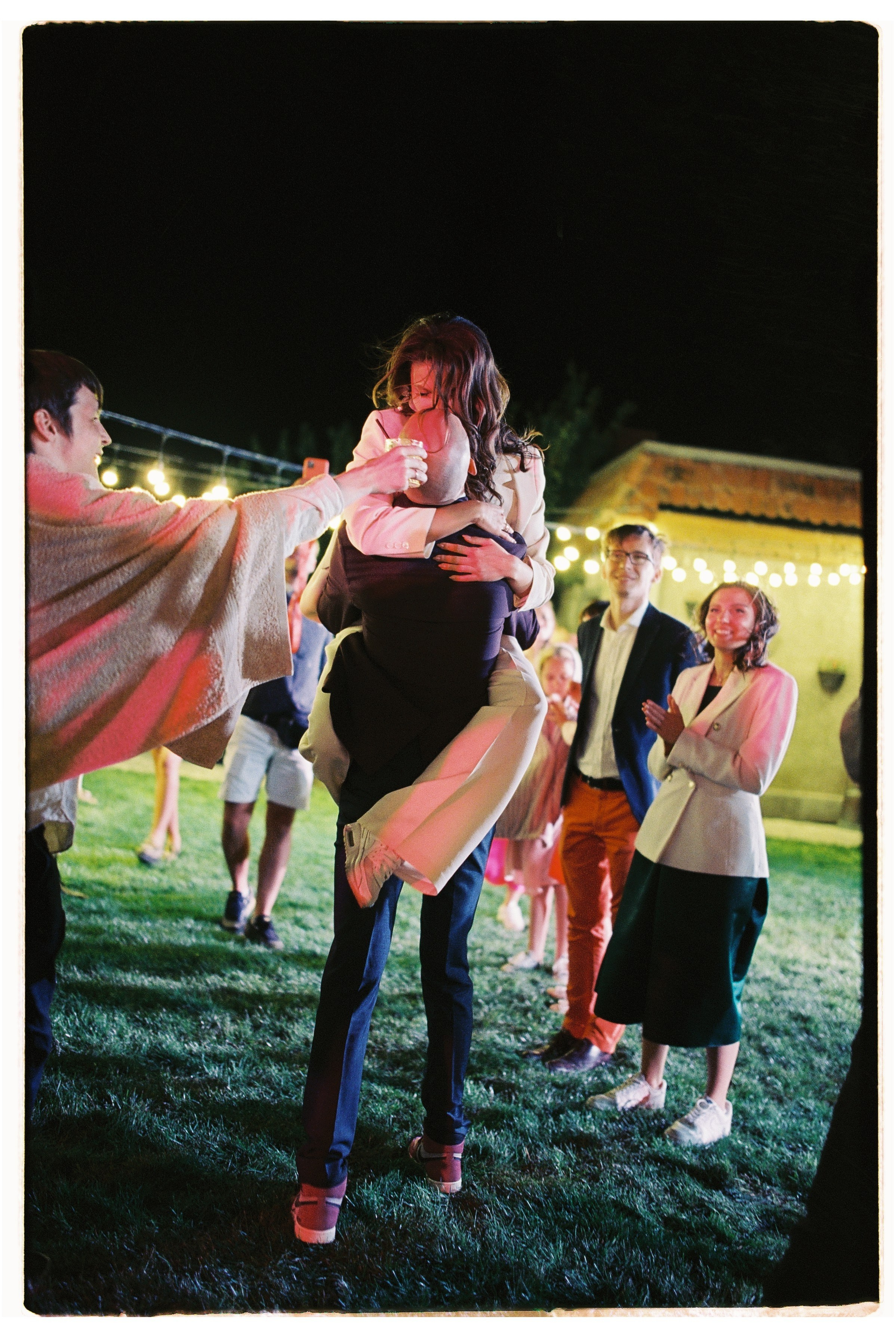 Трогательная свадебная вечеринка в горах Армении. Афина Ефимова. Свадебный фотограф Москва