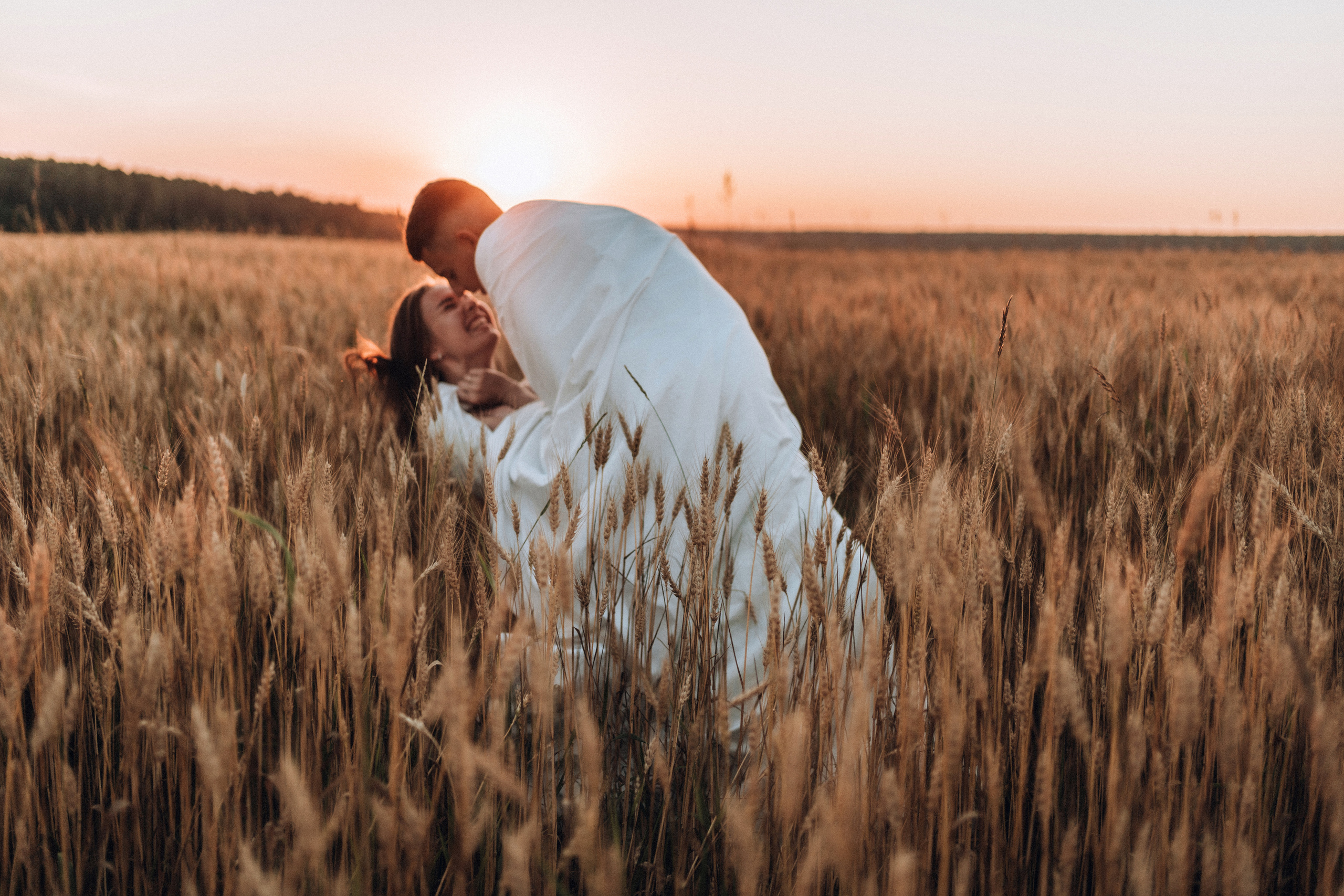 Влюбленная пара в пшеничном поле. Семейный фотограф в Москве и в Домодедово Екатерина Патракова